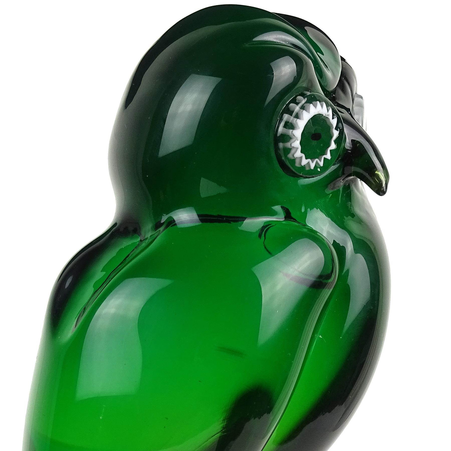 Fait main Murano Sommerso Emerald Green Italian Art Glass Owl Figure Sculpture en verre émeraude en vente