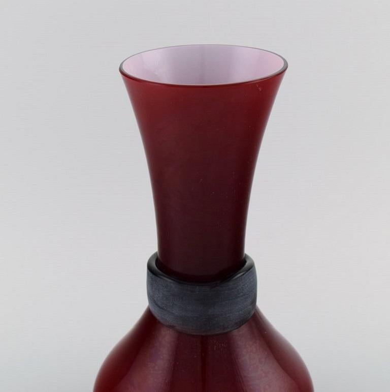 Salviati, Murano. Vase in red mouth-blown art glass with matt black ribbon. 
Italian design. Early 21st century.
Measures: 25 x 14 cm.
In excellent condition.