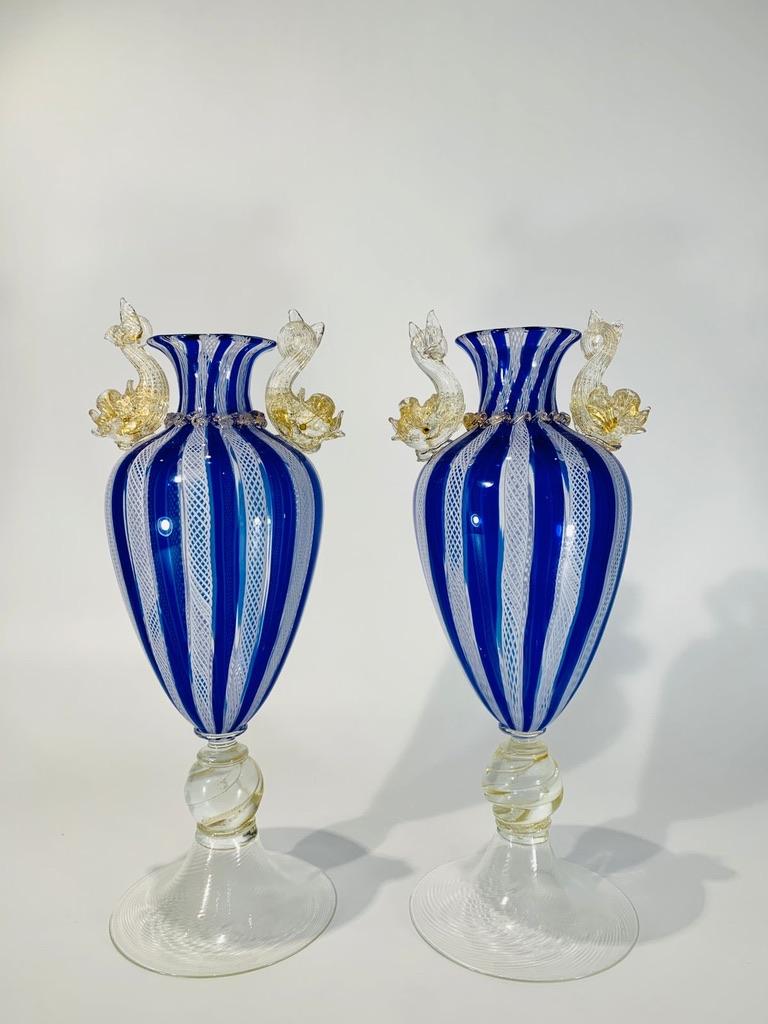 Incroyable paire de vases en verre de Murano de Salviati avec des dauphins appliqués en or circa 1950.