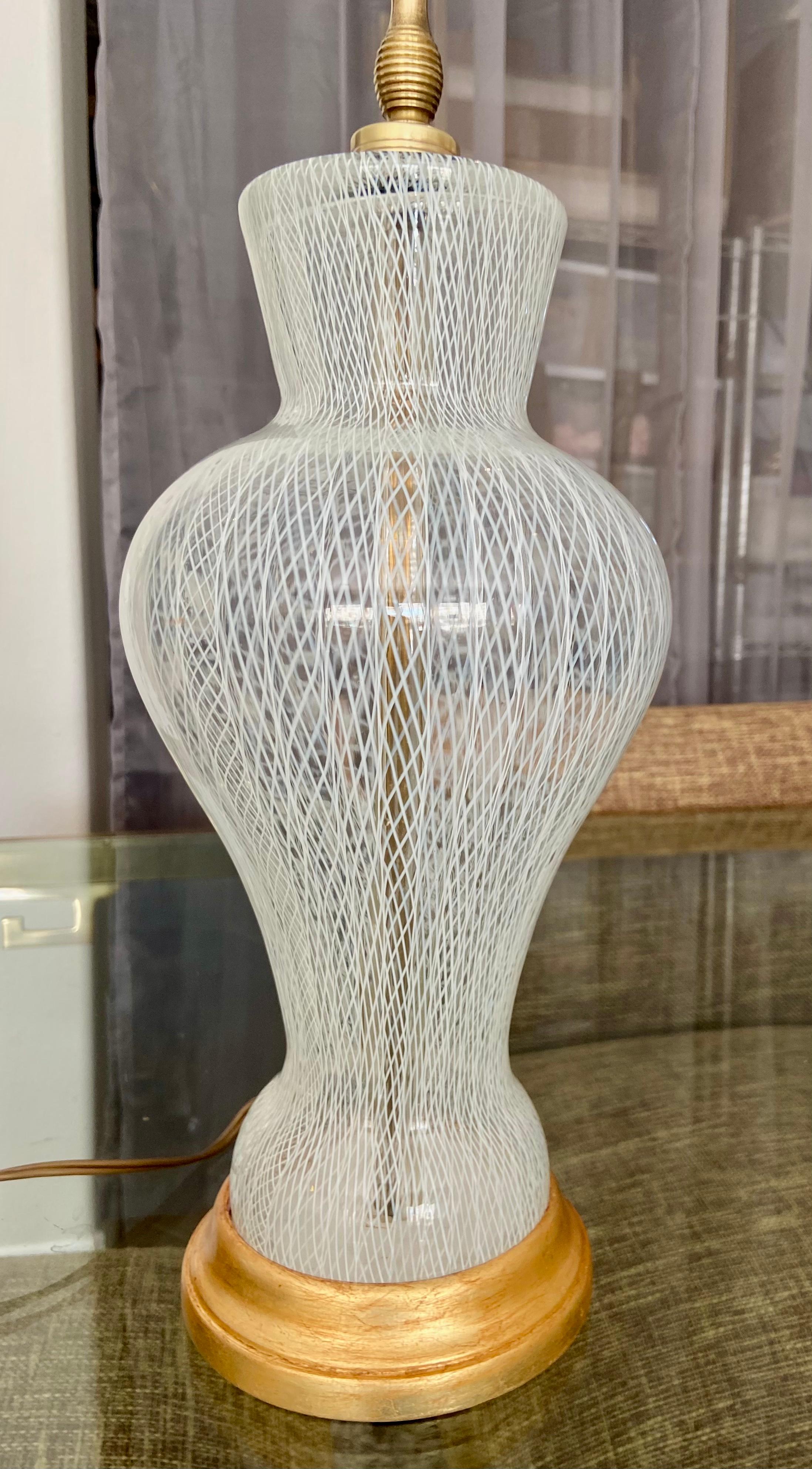 Lampe de bureau en verre de Murano blanc Latticino de Salviati en vente 4