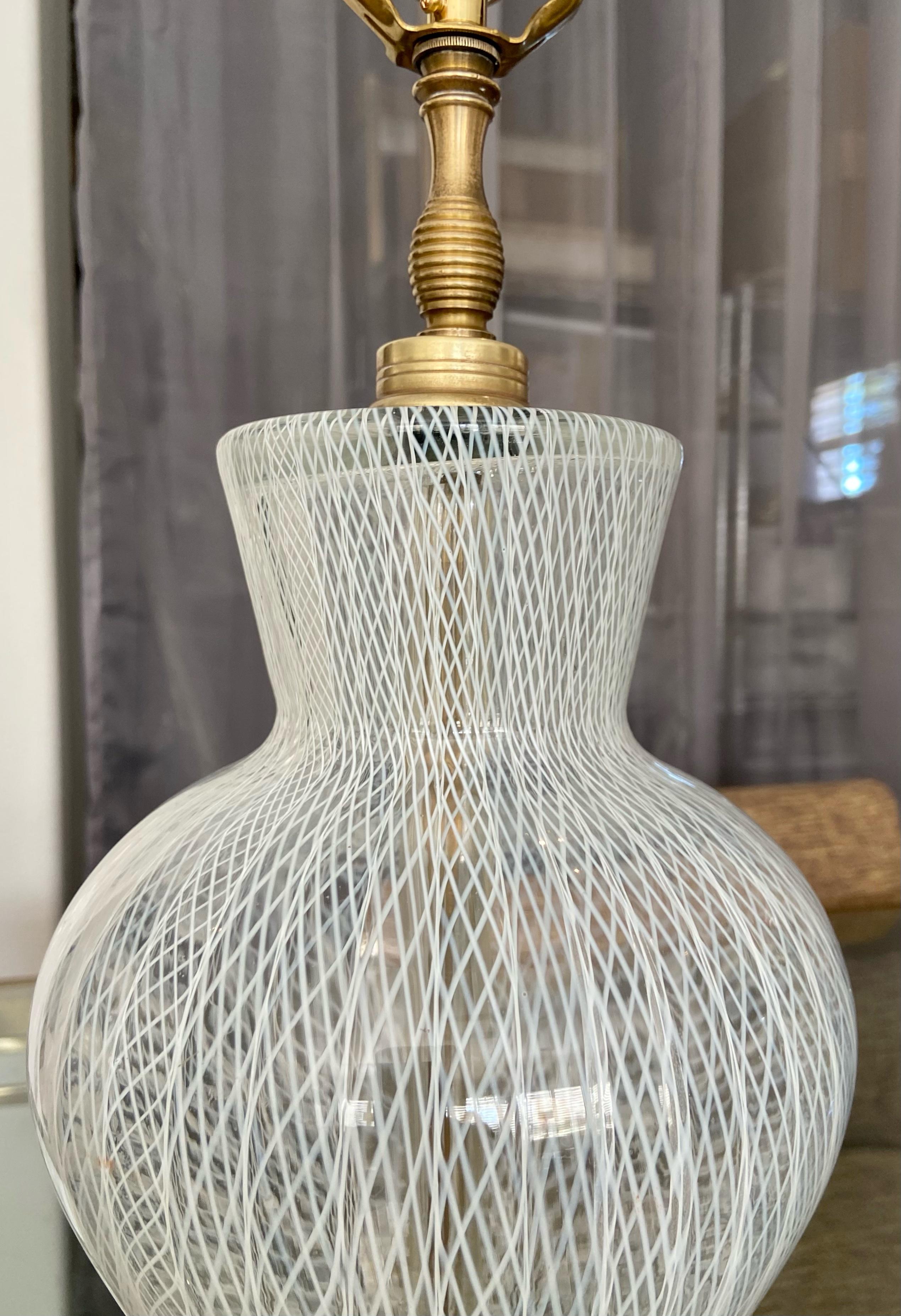 Lampe de bureau en verre de Murano blanc Latticino de Salviati en vente 5