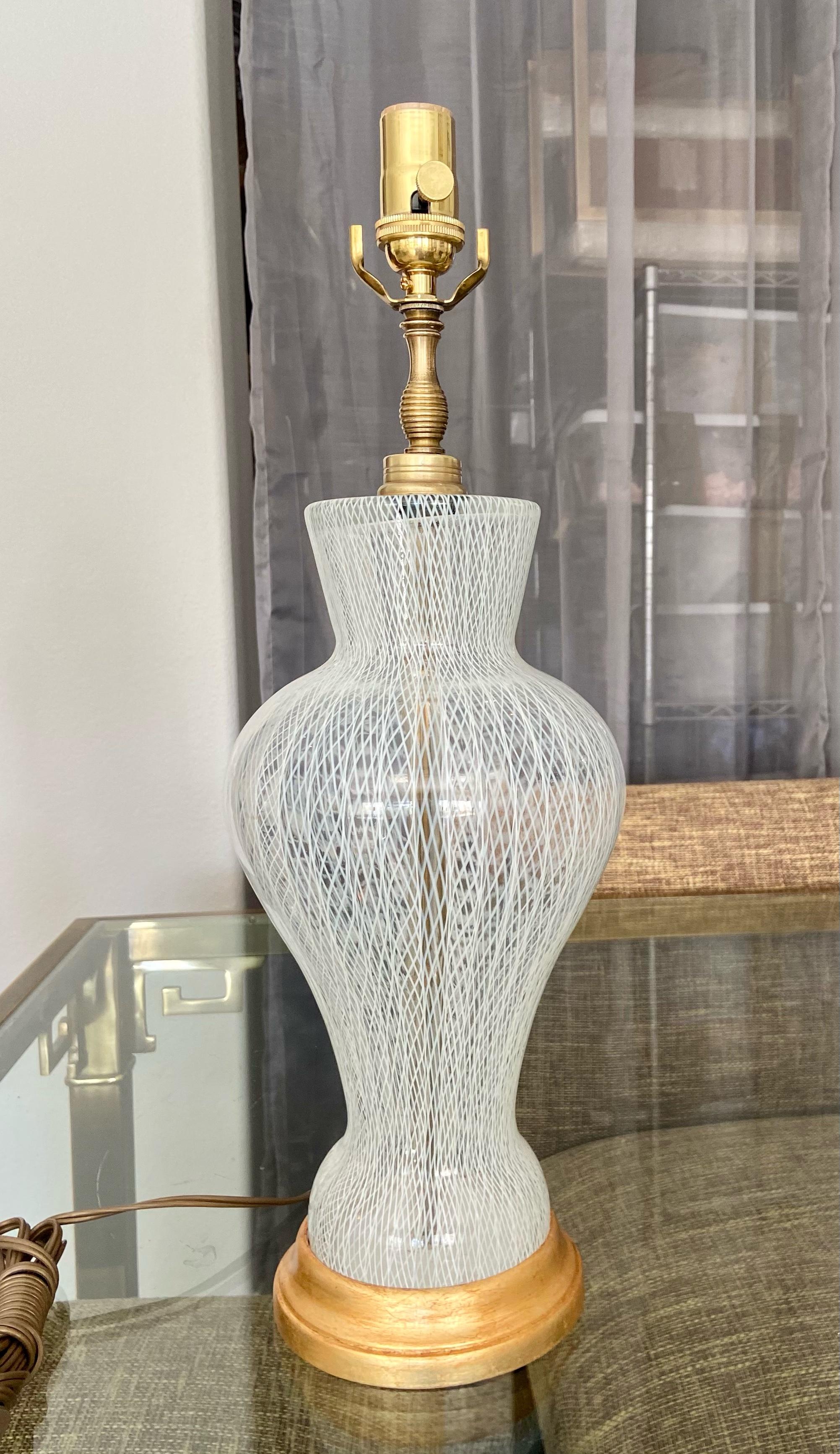 italien Lampe de bureau en verre de Murano blanc Latticino de Salviati en vente