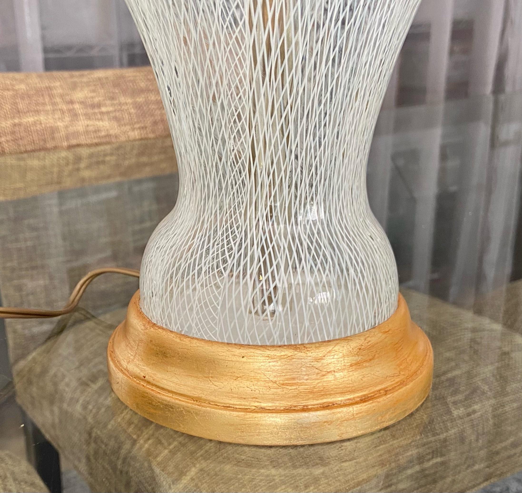 Lampe de bureau en verre de Murano blanc Latticino de Salviati en vente 2