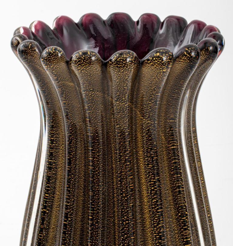 Vase aus venezianischem Murano im Salviati-Stil aus Bronze und goldfarbenem Fleckglas, gerippte, taillierte Form mit Fleckglas auf Bronze überfangen, offenbar unsigniert.

Händler: S138XX