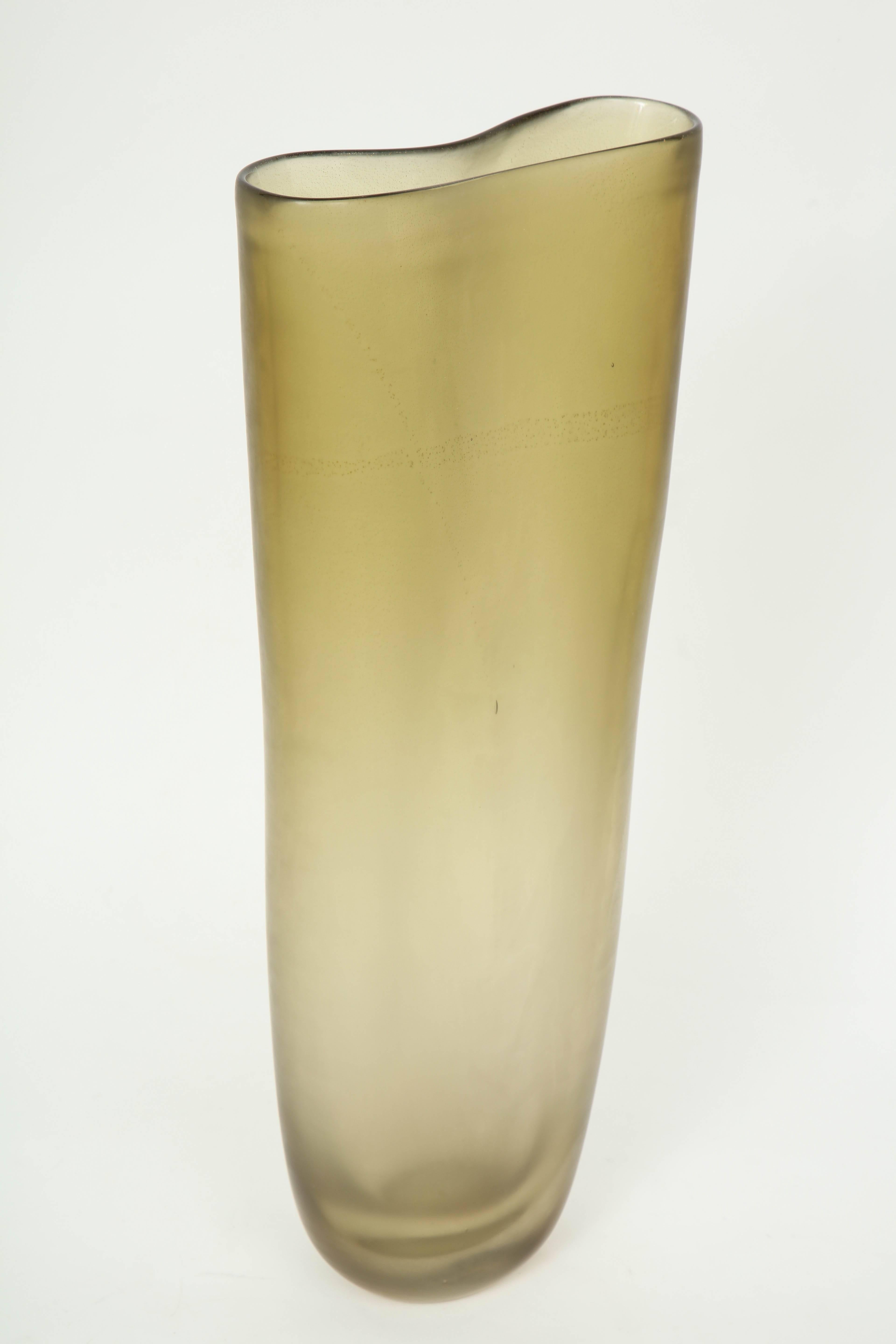 Großflächige Vase aus Muranoglas mit leichtem Ombre-Farbeffekt und verführerischer Satinierung. Die Vase hat eine gekniffene/kreisförmige Öffnung und einen dicken Glasboden. Signiert am Boden.