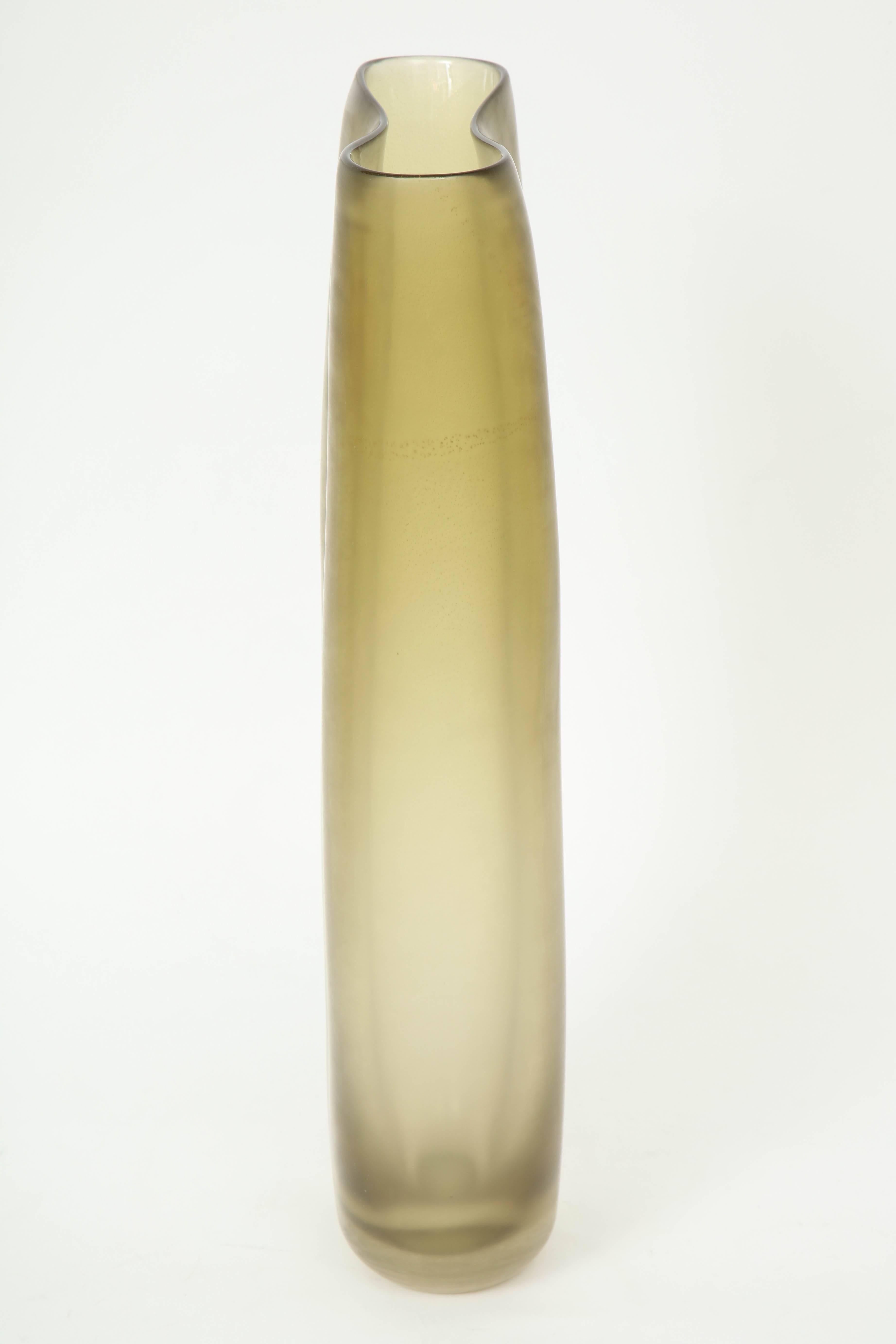 Large Salviati Topaz Murano Glass Bouquet Vase In Excellent Condition For Sale In New York, NY