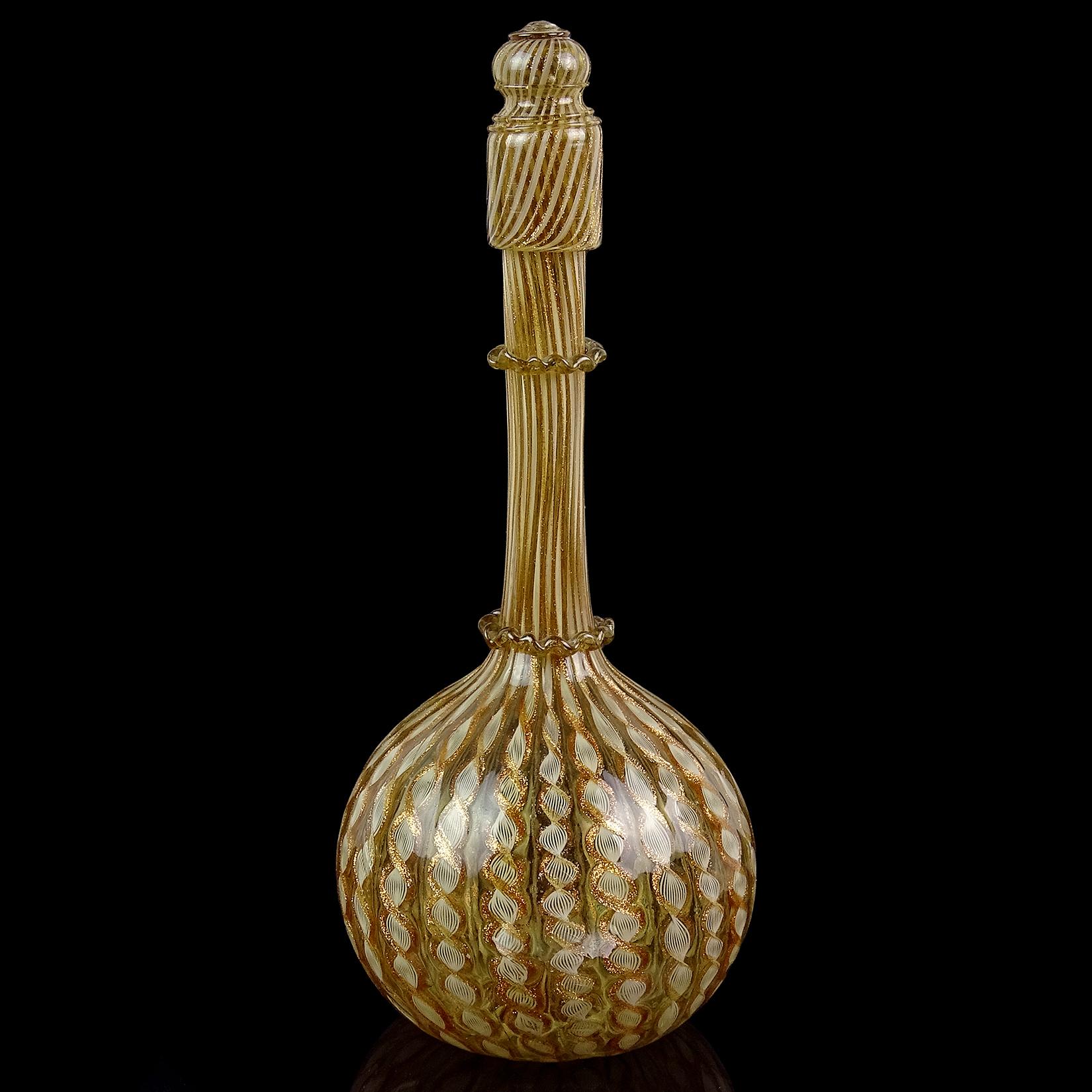 Schöne antike venezianischen frühen Murano mundgeblasenem Kupfer Aventurin und gedrehten weißen Bändern italienische Kunst Glas Dekanter mit Shot-Glas Stopfen / Deckel. Das Stück ist zu Salviati Punkt dokumentiert. Antonio's ca. 1872-1895. Es wird