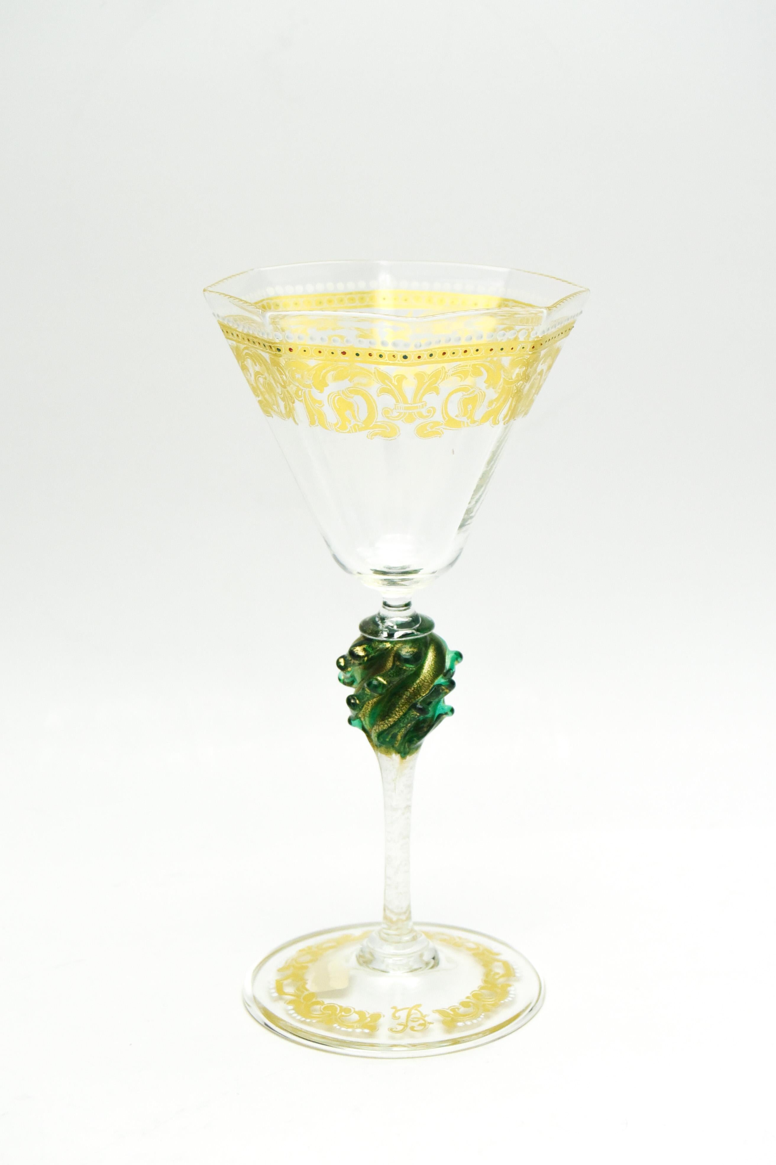 Ce grand et élégant ensemble de verres à pied vénitiens soufflés à la main est décoré de 