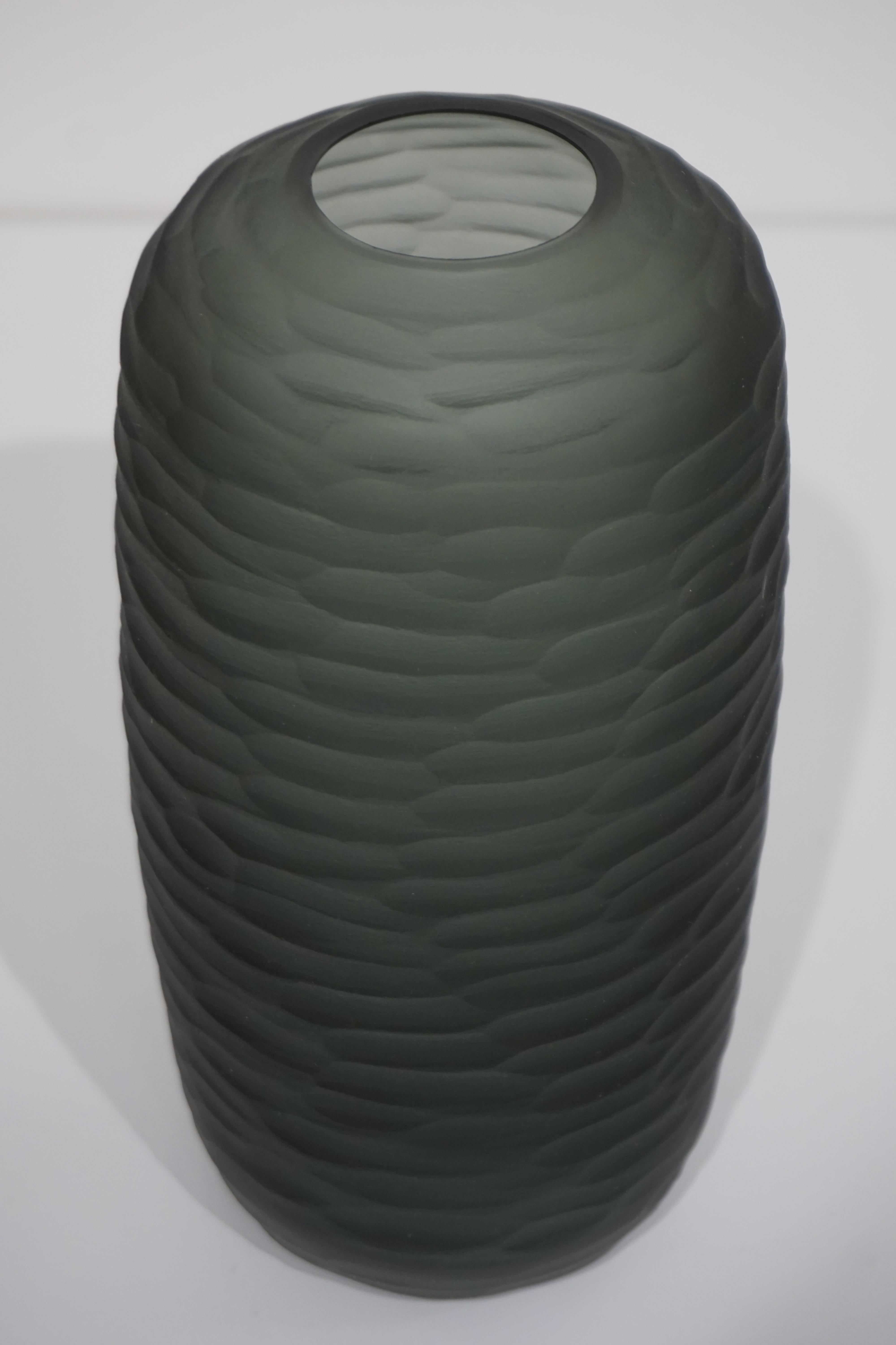 Salviati Vintage Italian Minimalist Smoked Gray Textured Murano Art Glass Vase en vente 7