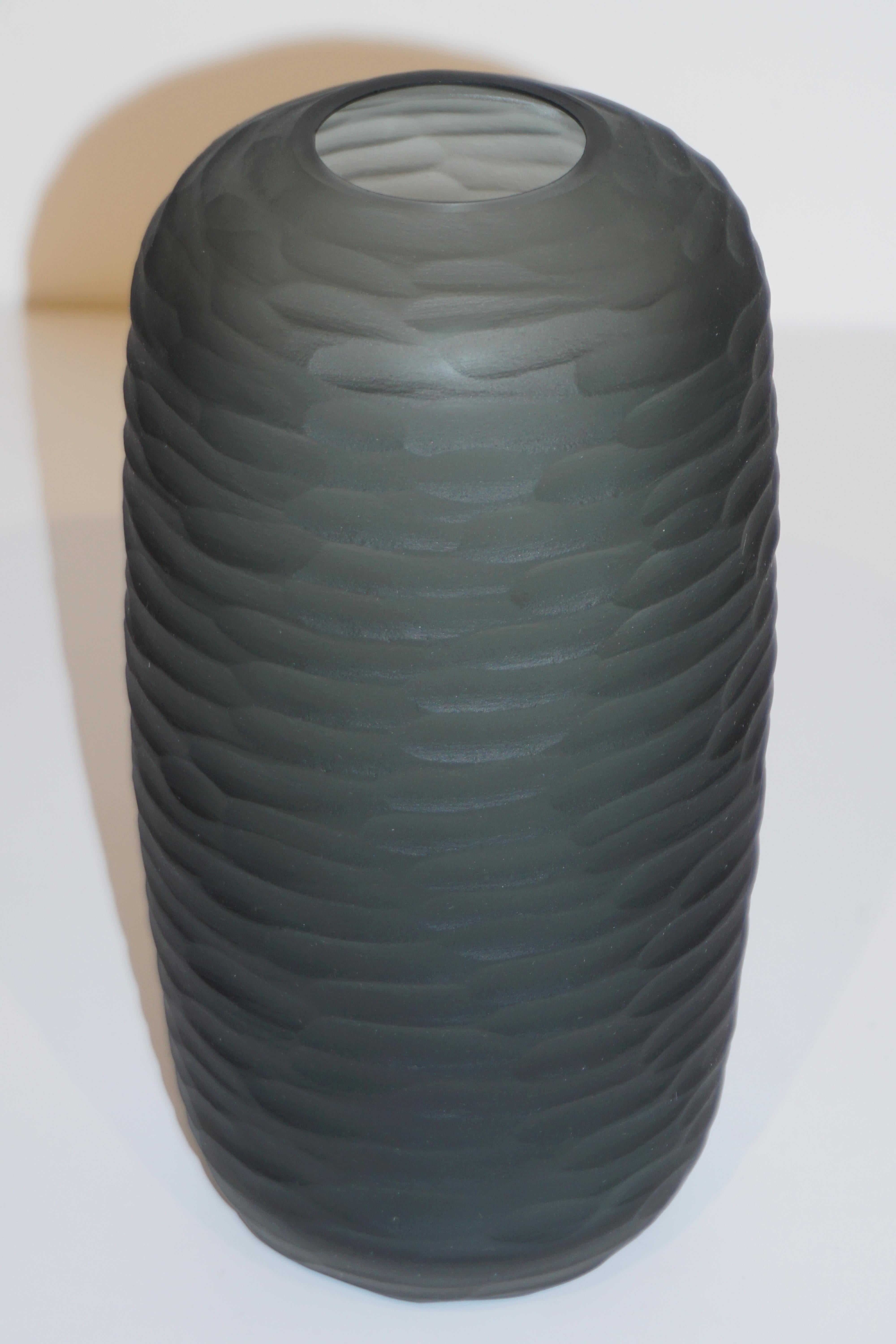 9 disponibles avec des textures individuelles faites à la main. Elegant vase vénitien de forme ovoïde organique, en verre de Murano gris fumé chic, soufflé et signé par Salviati, avec un décor de haute qualité en battuto précieux sur toute la