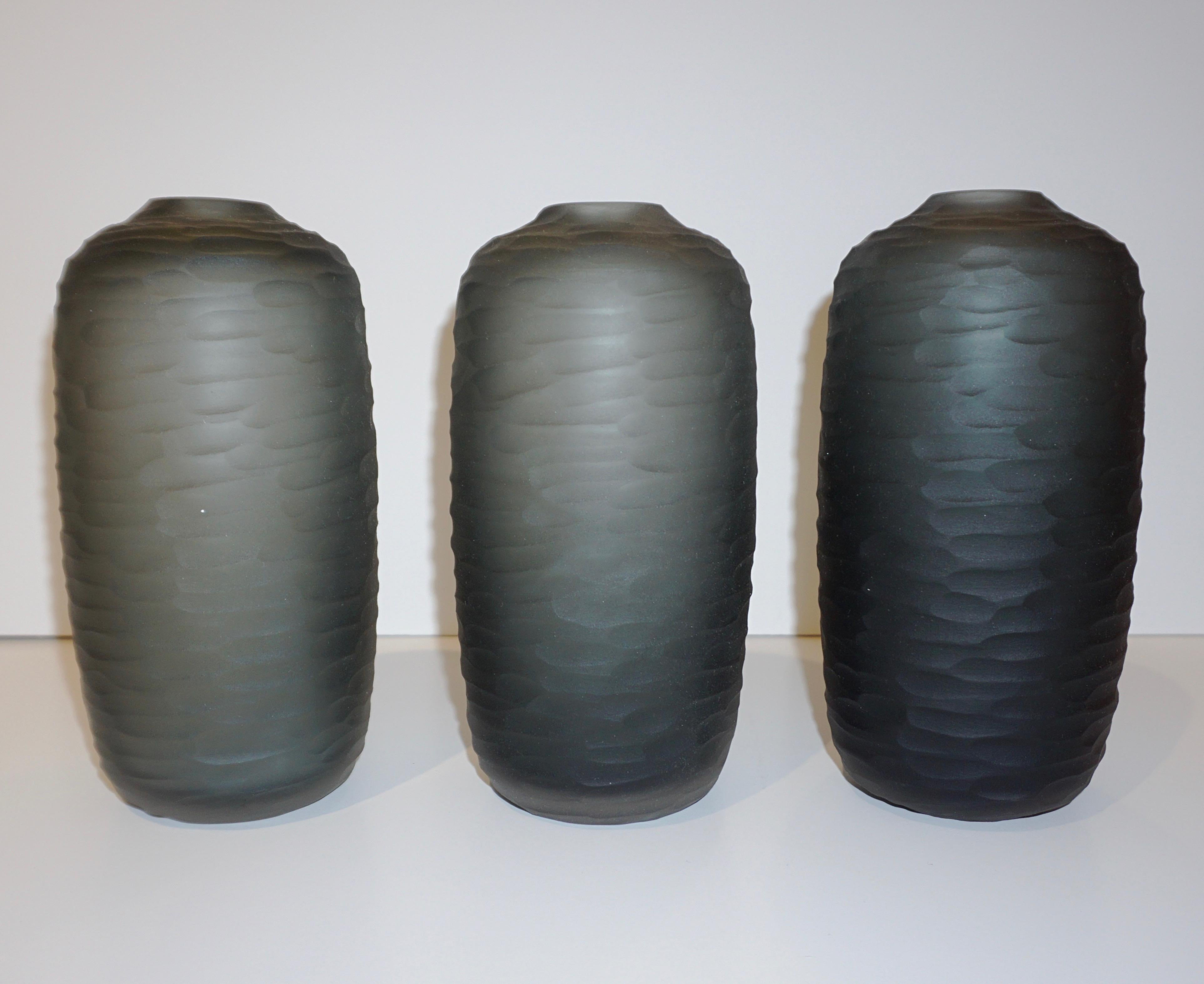 Salviati Vintage Italian Minimalist Smoked Gray Textured Murano Art Glass Vase en vente 3