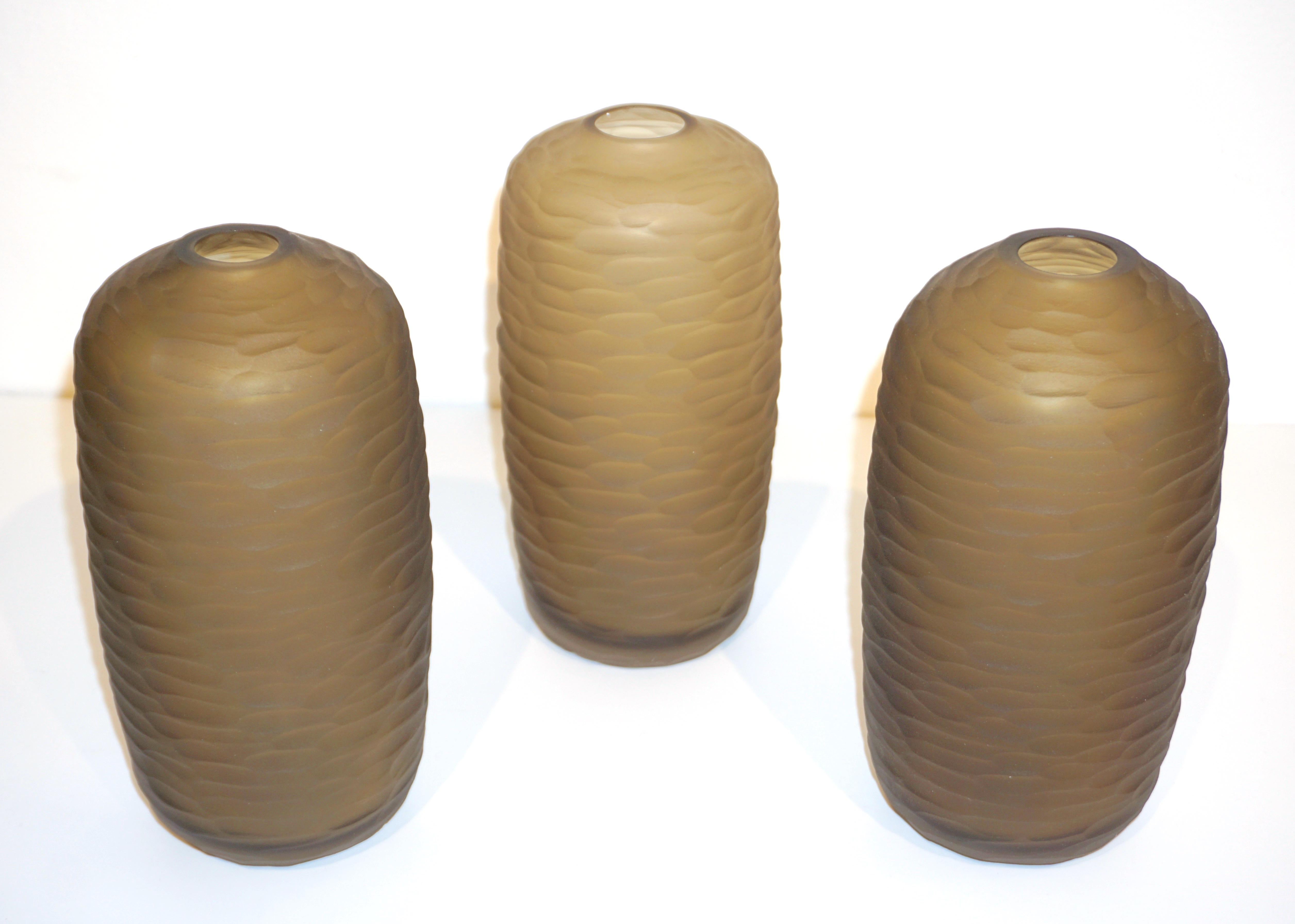 Italienische eiförmige Salviati-Vase aus Muranoglas im Vintage-Stil, geräucherter Bernstein, Gold Battuto im Zustand „Hervorragend“ im Angebot in New York, NY
