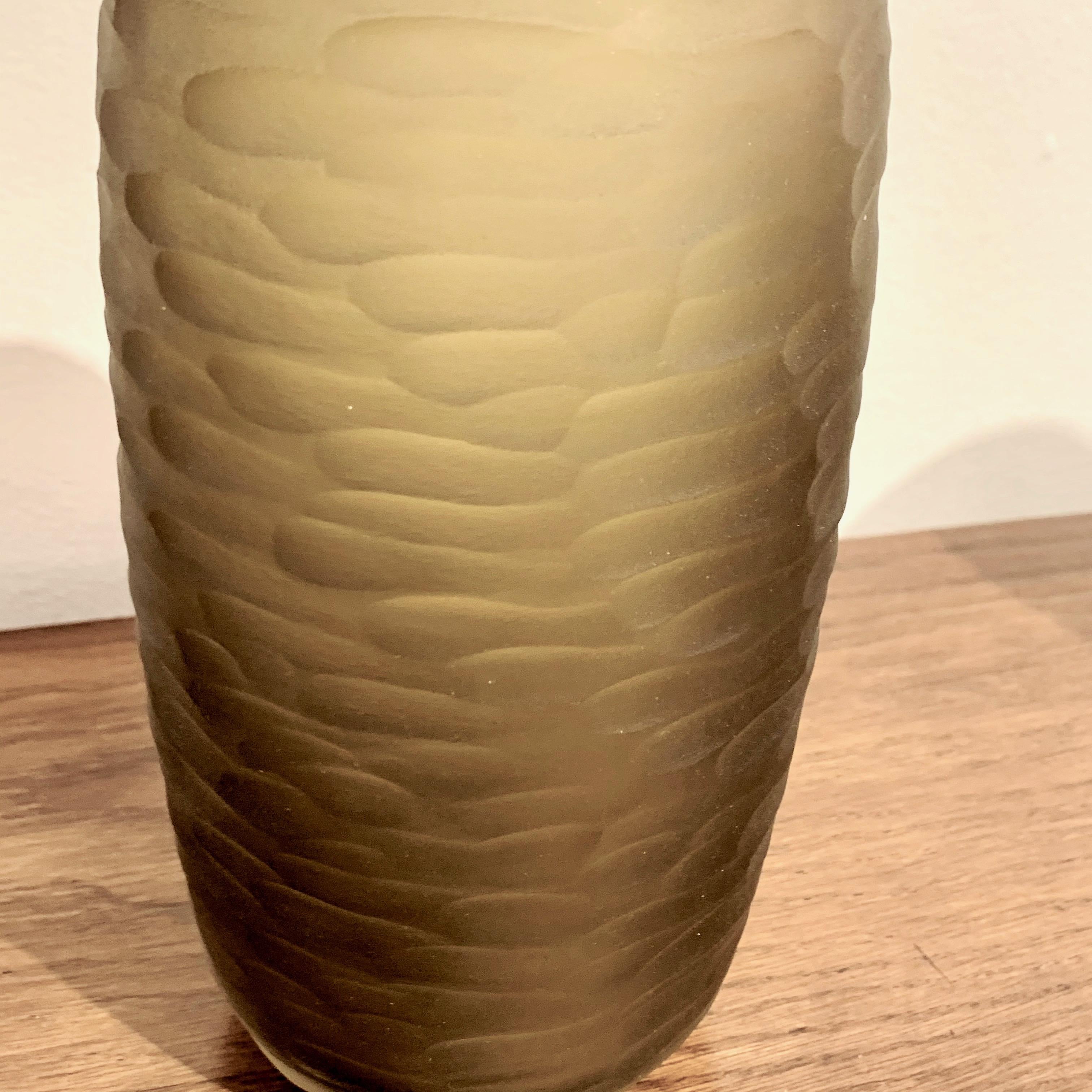 Italienische eiförmige Salviati-Vase aus Muranoglas im Vintage-Stil, geräucherter Bernstein, Gold Battuto im Angebot 2