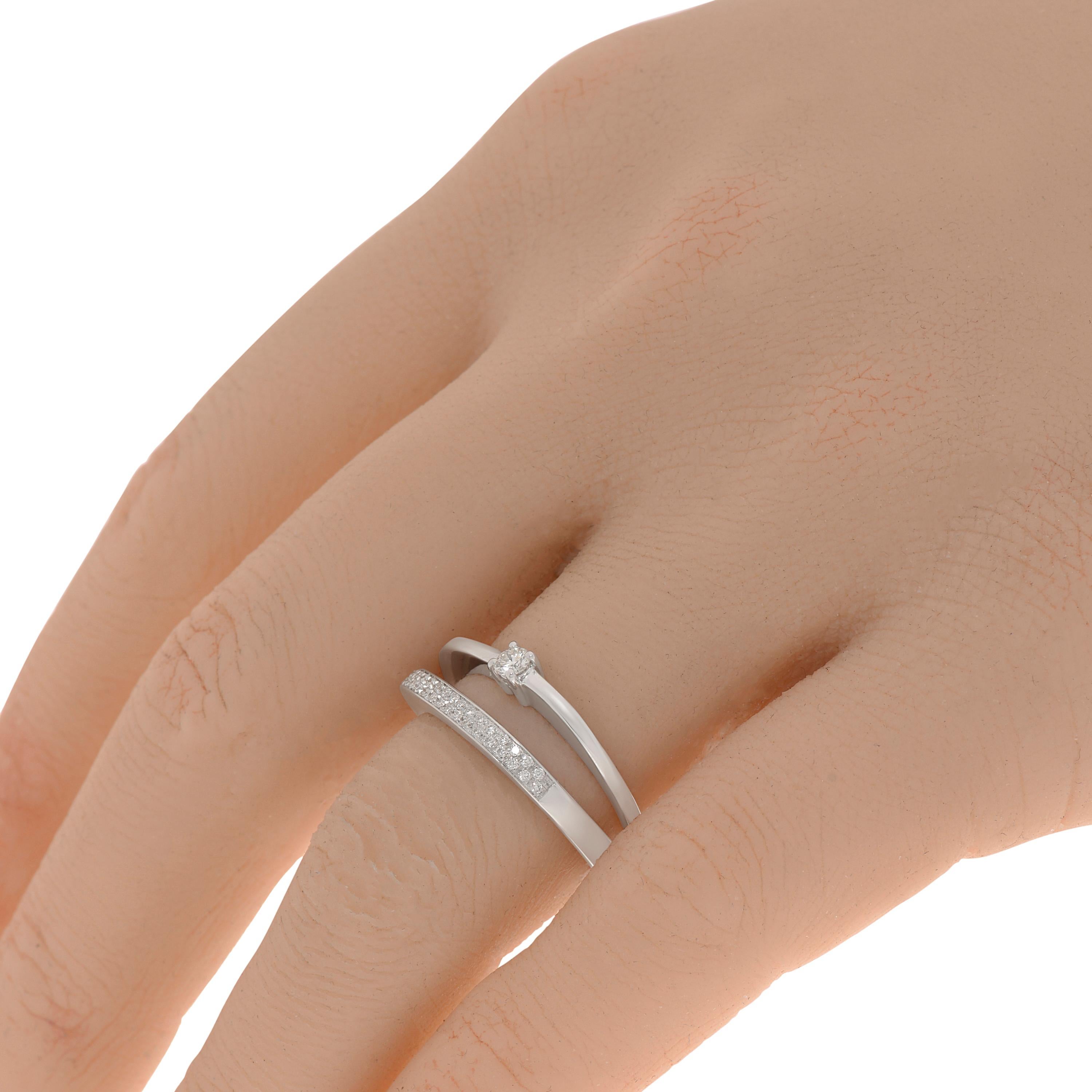 Cette magnifique bague en or blanc 18 carats présente un double anneau avec une rangée scintillante de diamants pavés et un diamant d'accentuation scintillant Clarté du diamant : VS/SI. Couleur du diamant : G-H. La taille de la bague est de 6,5
