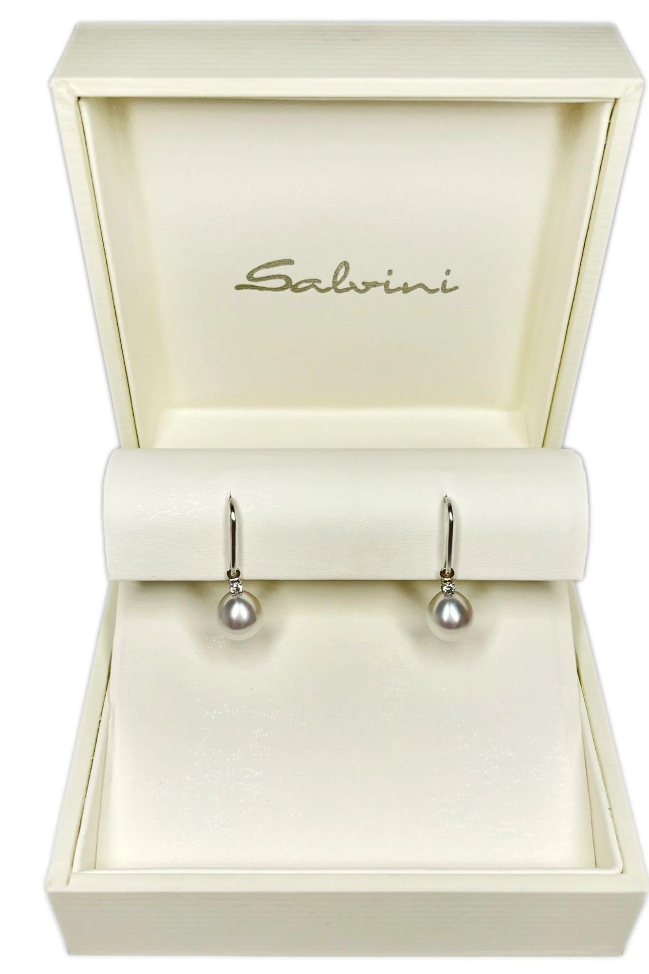 20016111 Salvini
This classic ladies earrings comes in 18K White Gold and each is decorated with a round cut diamond (apprx 2.5mm in diameter) and silver white pearl (apprx 10mm in diameter).
Earring length with the bail - 28mm (1.1
