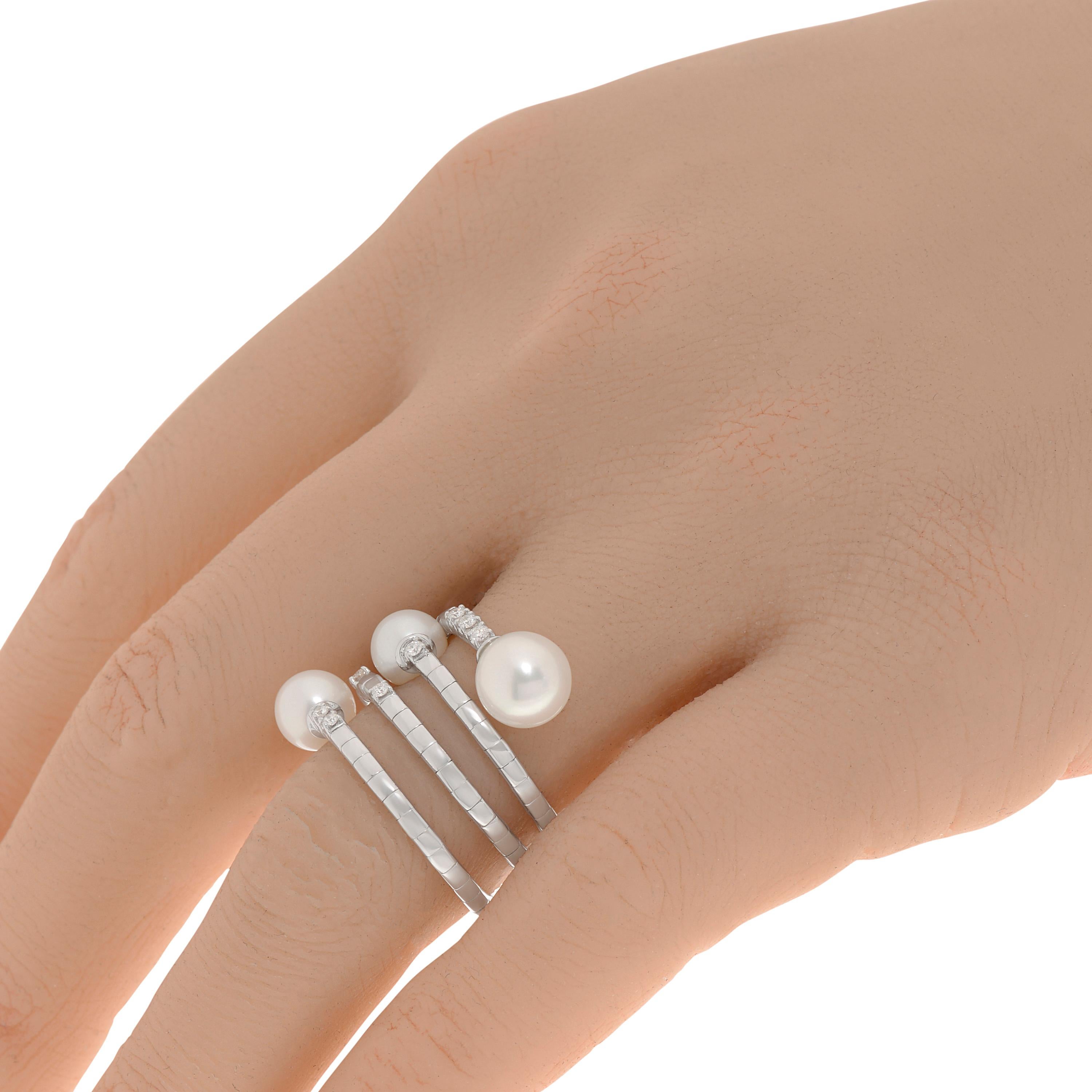 Cette bague enveloppante sophistiquée de Salvini en or blanc 18 carats présente des perles graduées en parfaite harmonie avec des diamants d'accentuation ronds et brillants sur un anneau flexible. Clarté du diamant : VS/SI. Couleur du diamant : G-H.