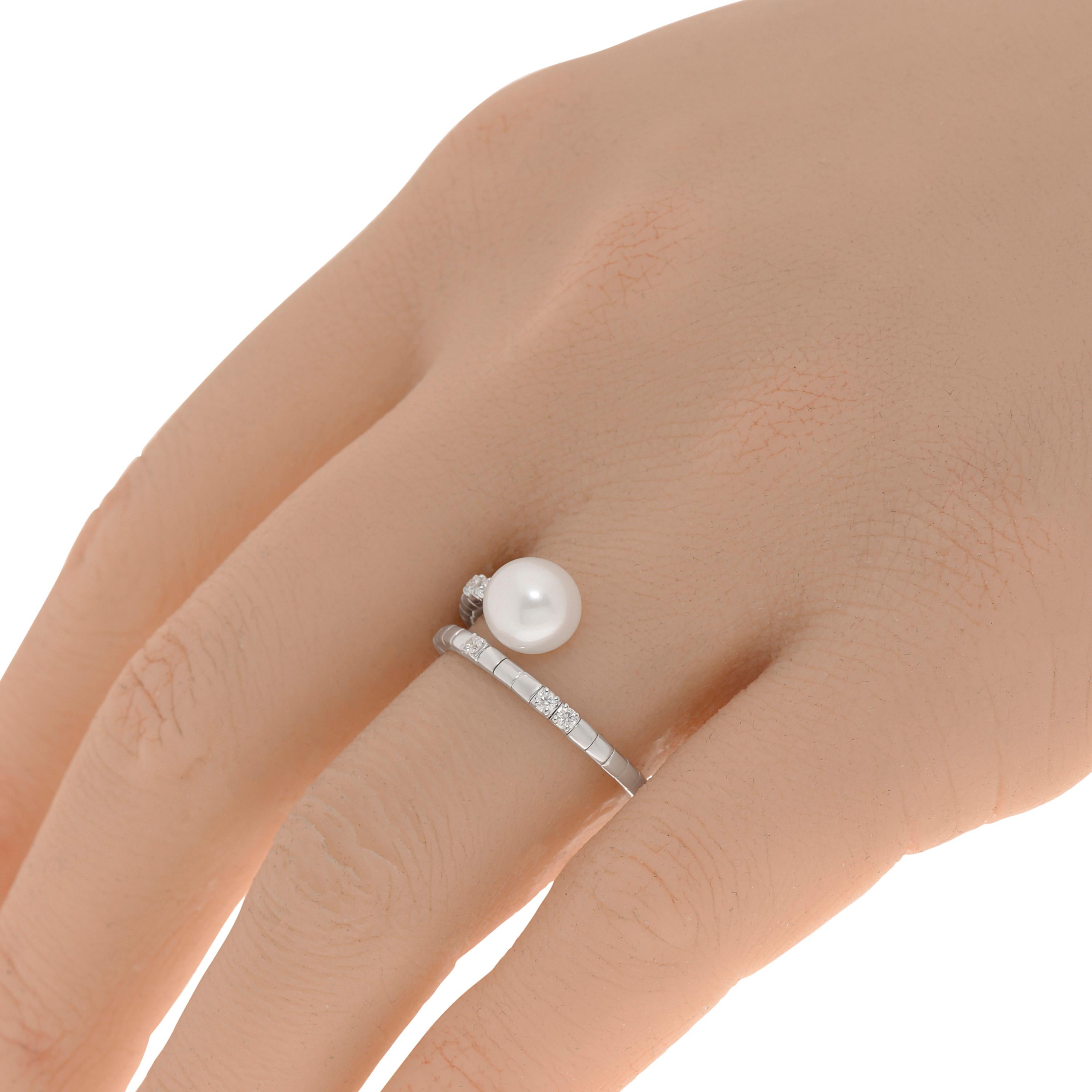 Cette délicate bague Wrap en or blanc 18 carats de Salvini présente une perle lumineuse de 7 mm en parfaite harmonie avec des diamants d'accentuation sur un anneau flexible. Clarté du diamant : VS/SI. Couleur du diamant : G-H. La taille de la bague