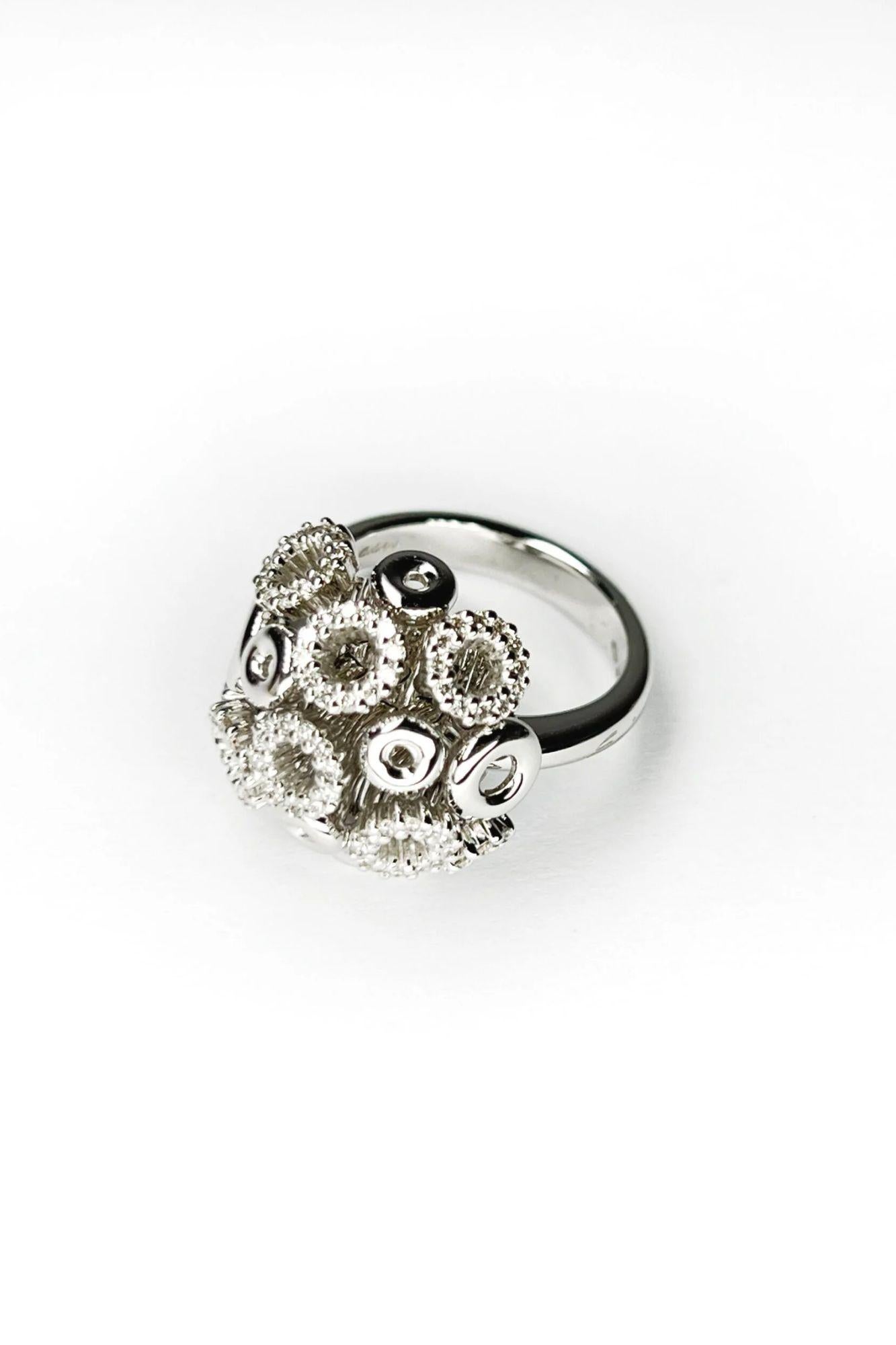 20021670 Salvini ring This Ladies ring is made of 18k white gold and comes in exclusive shape. It has moving elements that are decorated with round cut diamonds
Ring dimensions:
ring size - 8
top decoration diameter - 19mm
top decoration height -