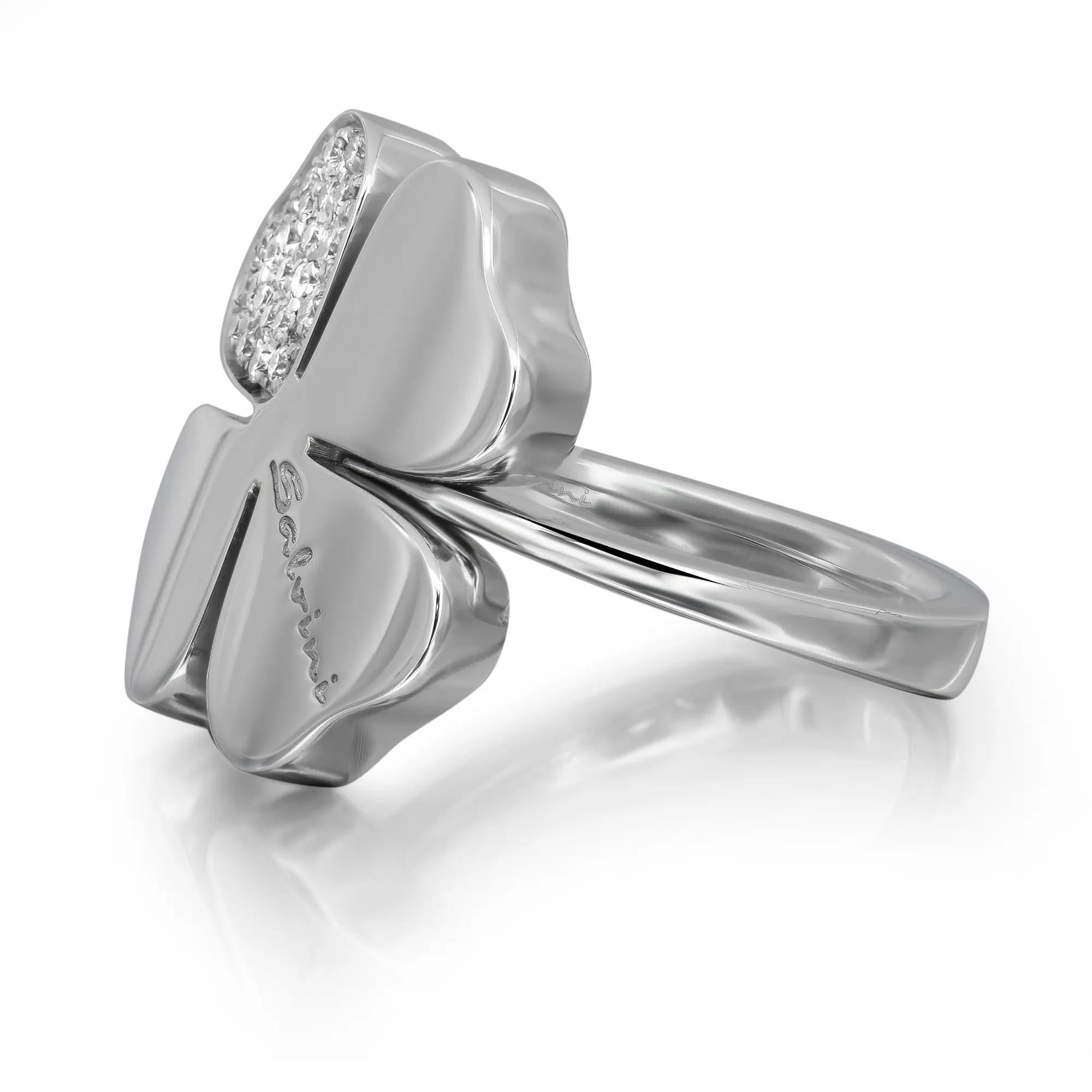 Divertido y bonito anillo de cóctel flor de diamantes Salvini. Este anillo presenta una gran flor con un pétalo salpicado de diamantes talla brillante redondos engastados en pavé, con un peso de 0,19 quilates. Fabricada en lustroso oro blanco de 18