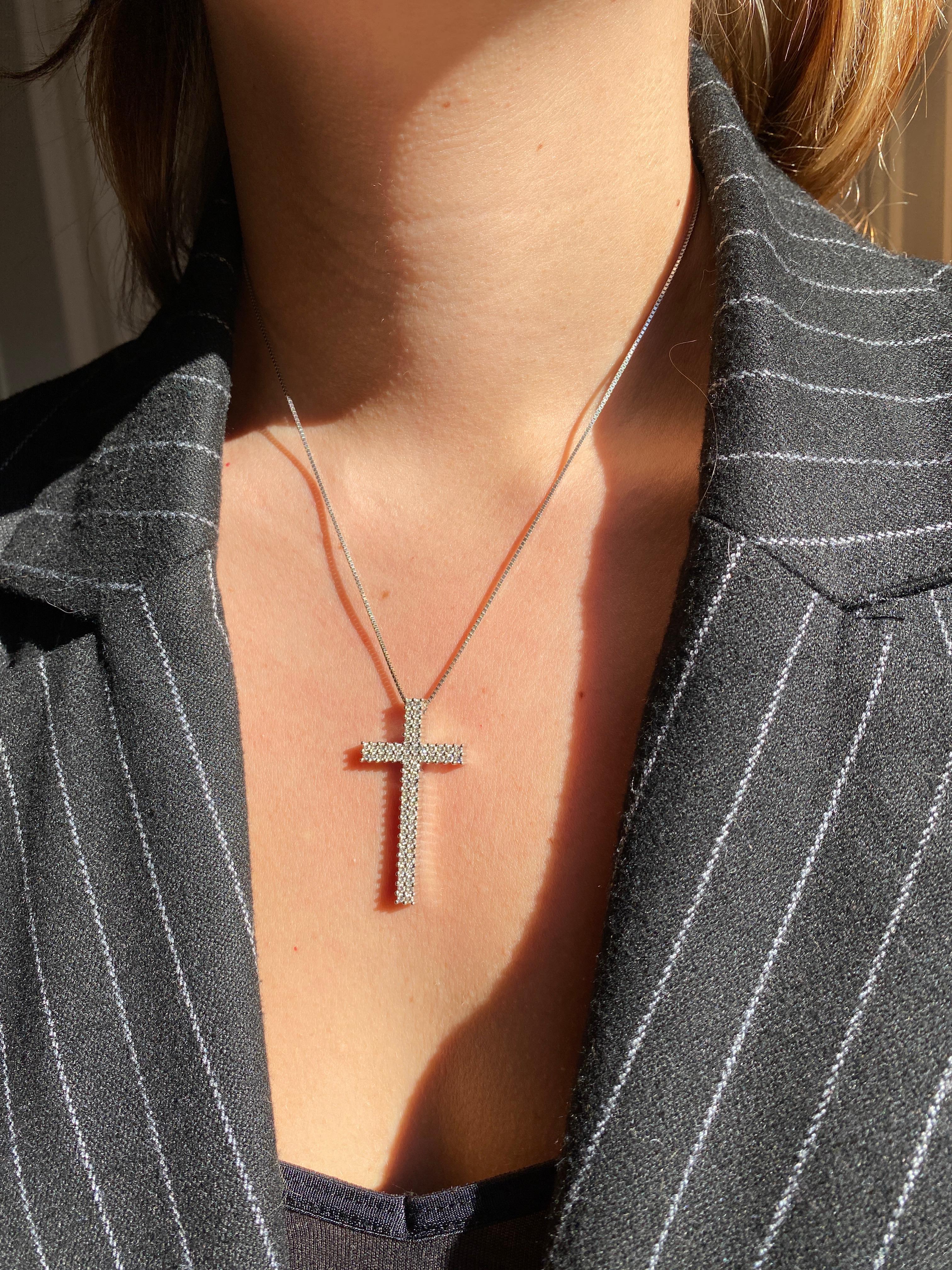 Introducing the iconic Salvini Cross Pendant, a masterpiece from the Modern 1980s, meticulously crafted in Italy. This exquisite piece is a testament to the enduring allure of cross diamonds jewelry, featuring a captivating blend of linearity and