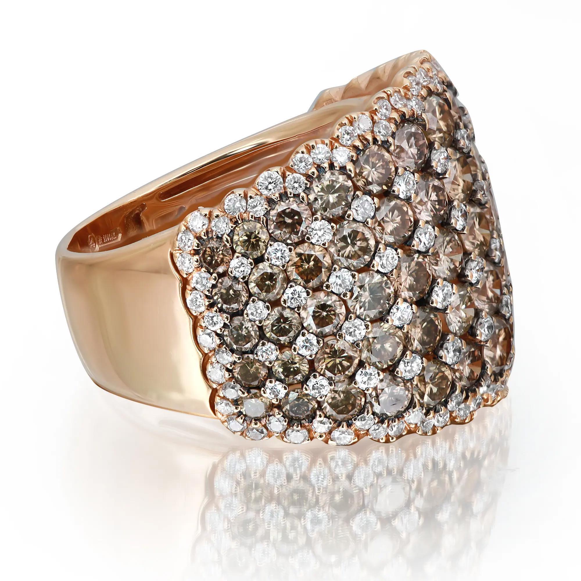 Questo splendido anello da cocktail è dotato di un look appariscente. Un must della tua collezione di gioielli. L'anello è realizzato in oro rosa 18 carati. Mostra diamanti bianchi rotondi taglio brillante incastonati per un peso di 1,10 carati e