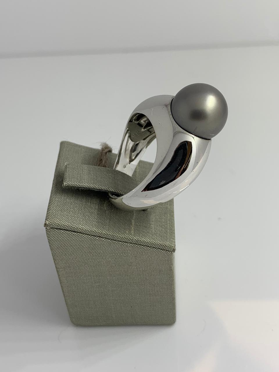 Salvini Ring in 18 Karat White Gold with Black Pearl In New Condition In Wilmington, DE