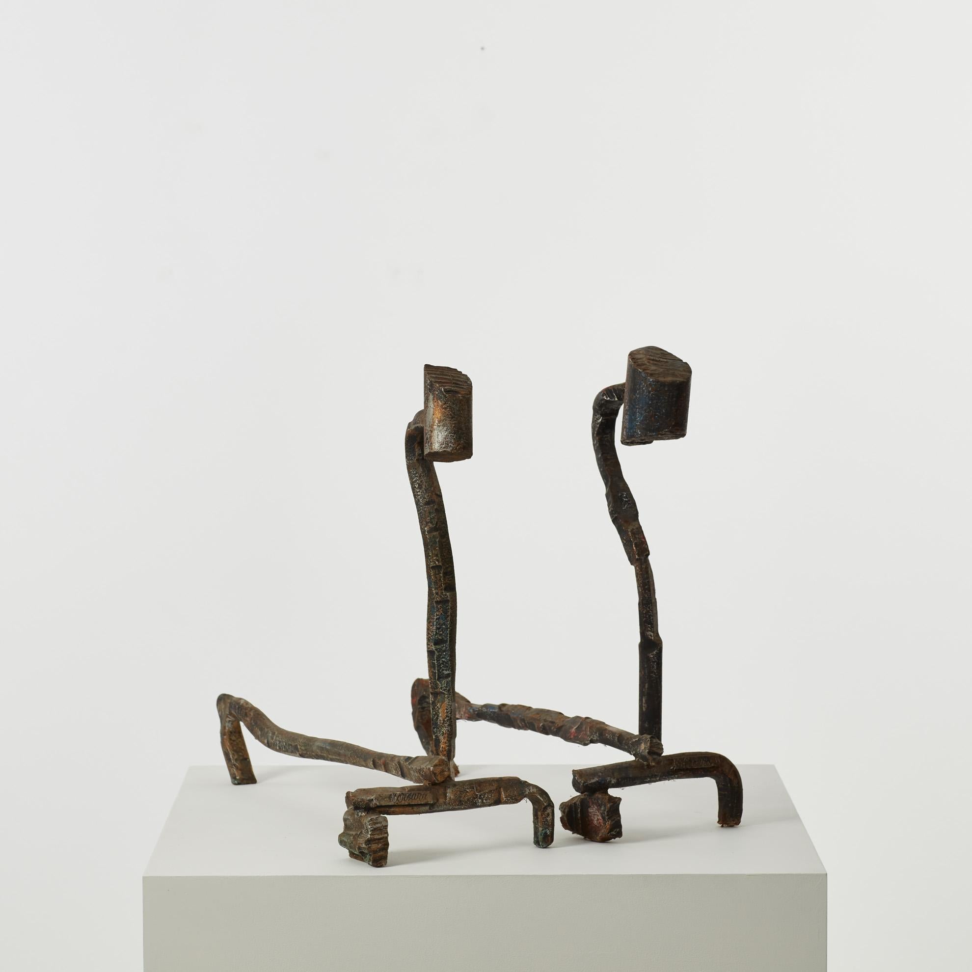 Questi sostegni per caminetti, modellati e lavorati a mano, portano tutti i segni della padronanza della forgia da parte di Marsura: nelle sue mani, il ferro è impregnato di un cinetismo accattivante. 

Gli androni sono in buone condizioni d'epoca,