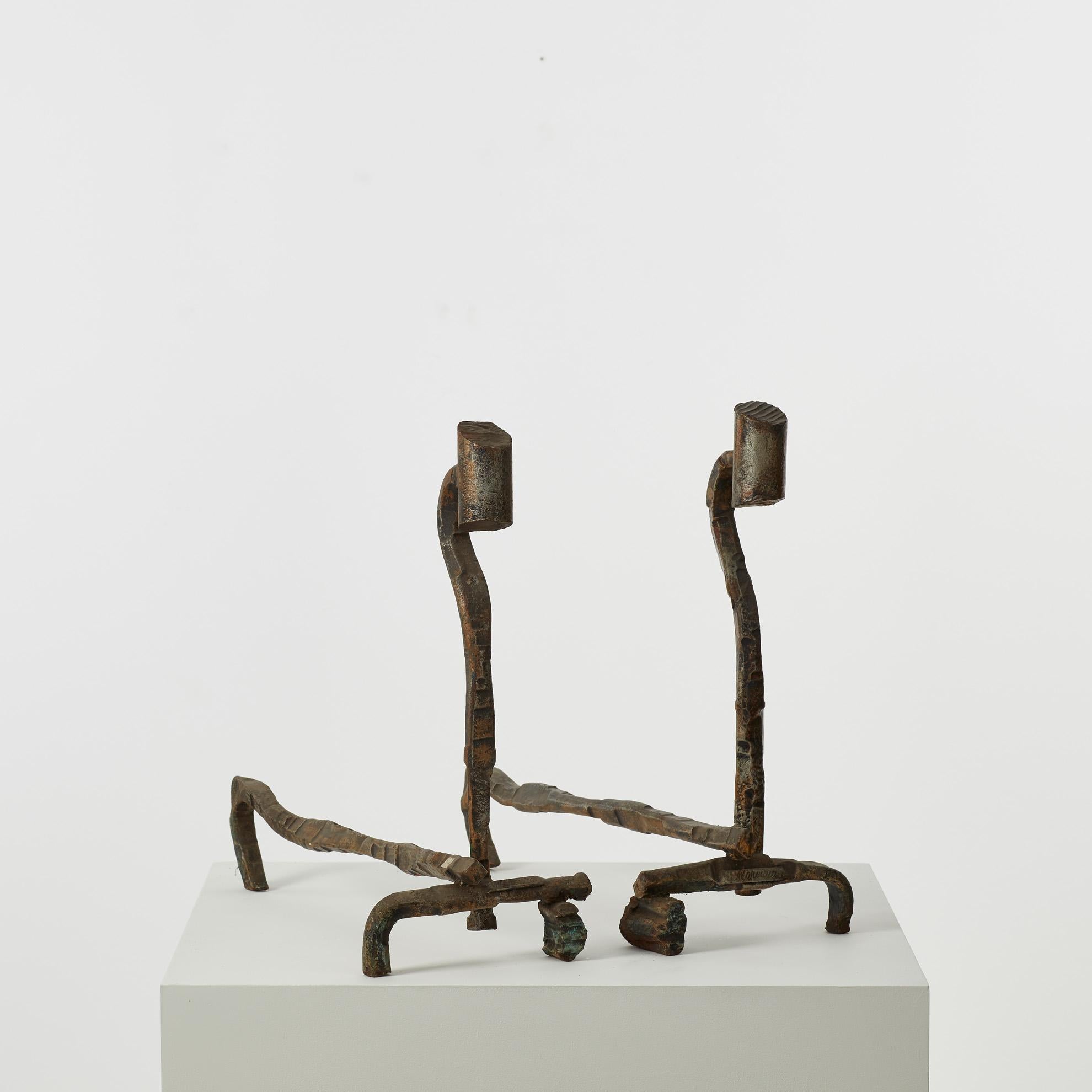 Estos soportes de chimenea, torneados a mano, llevan todo el sello del dominio de la forja de Marsura: en sus manos, el hierro se impregna de un atractivo cinismo. 

Los morillos están en buen estado de época, presentan fragmentos de pigmento y una