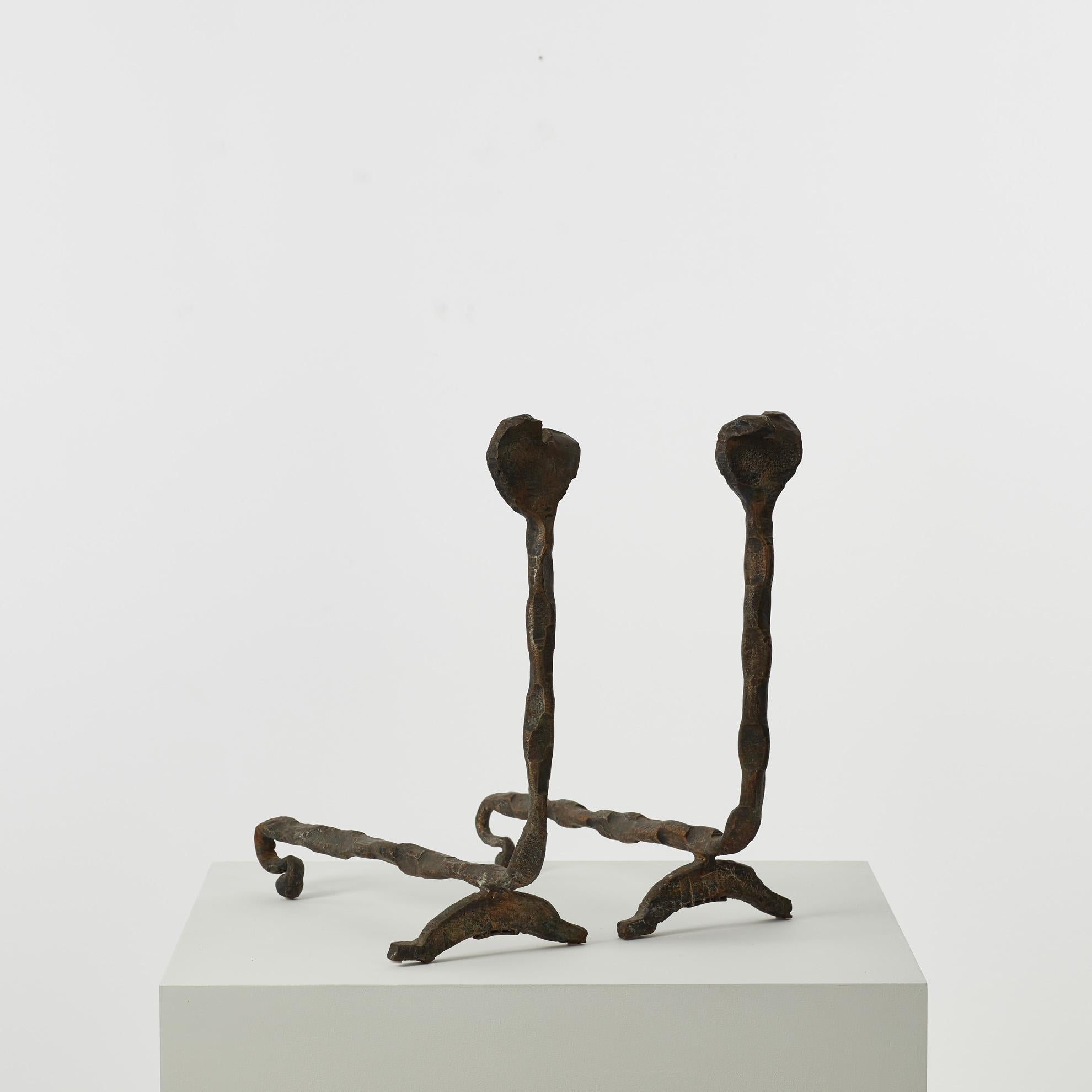 Los morillos tienen cuerpos flexibles y retorcidos en forma de vid y puntas en forma de corazón u hoja como elementos decorativos.  

Están en buen estado vintage, con una pátina fiel a su edad.

Salvino Marsura (1938-2020) fue un artesano