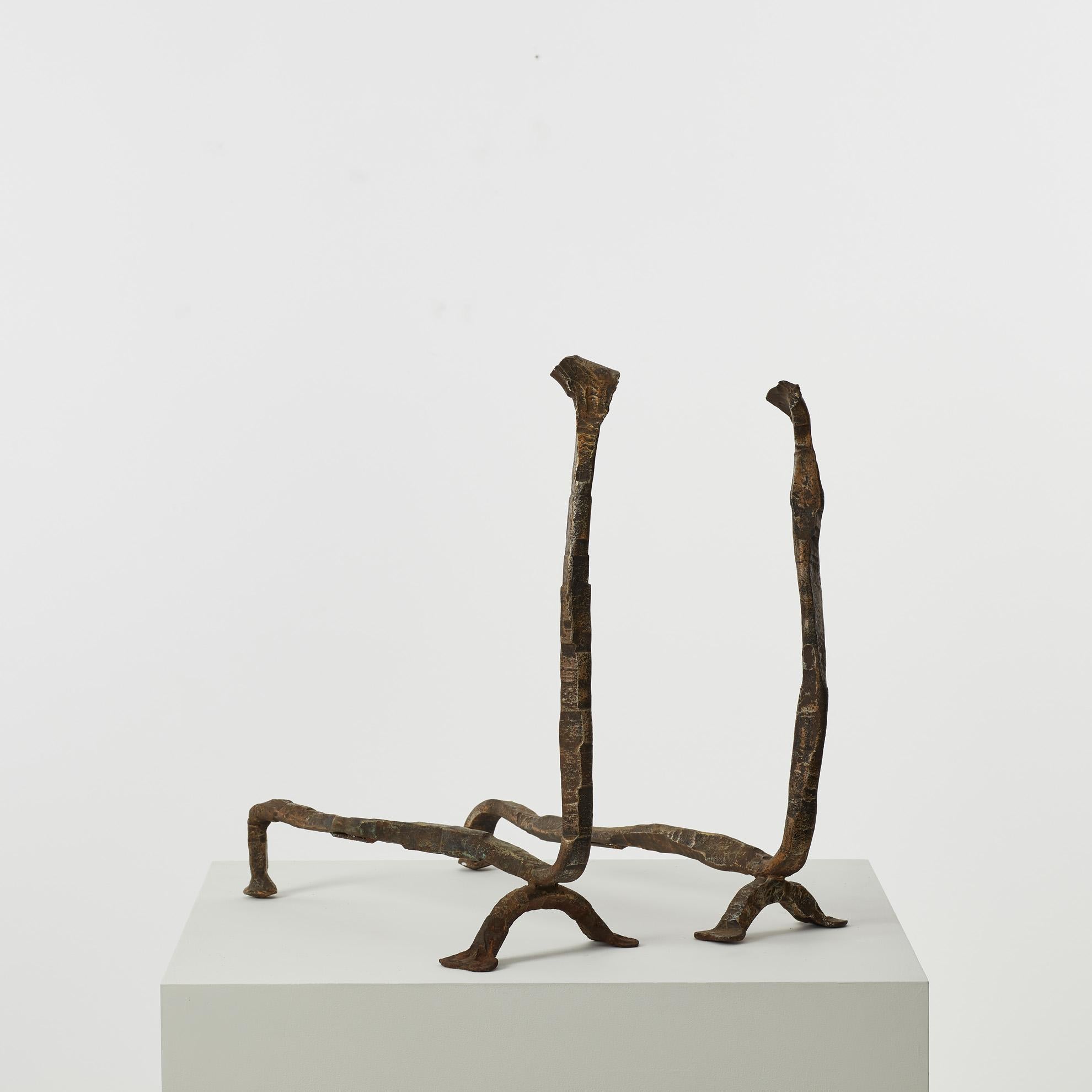 Questi androni delicatamente forgiati poggiano su piedini sagomati, la cui superficie strutturata conferisce ai pezzi un'inaspettata e sottile sensualità. 

I candelabri sono in buone condizioni d'epoca, con una patinatura fedele alla loro