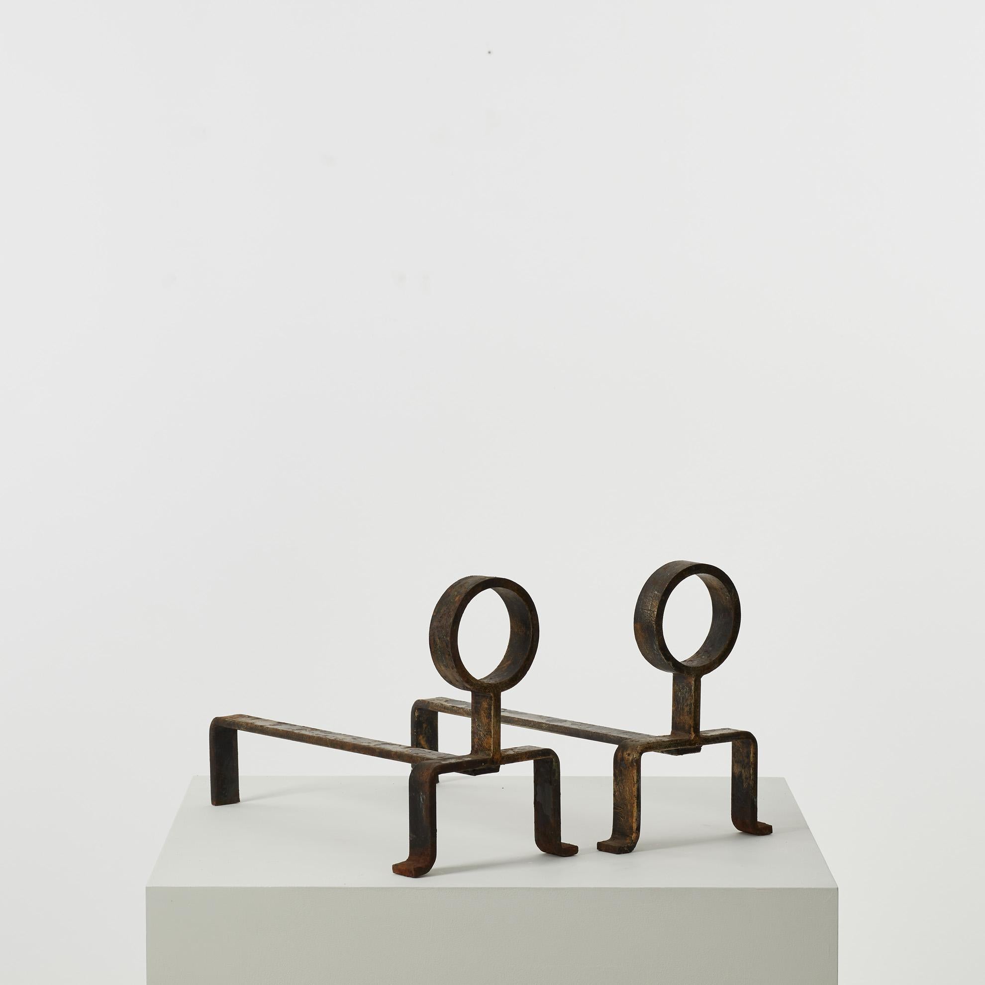 A diferencia de los morillos de Marsura, más táctiles y texturados, este par presenta dos círculos perfectos como elementos decorativos simétricos.

Los morillos están en buen estado de época, con una pátina fiel a su edad.

Salvino Marsura