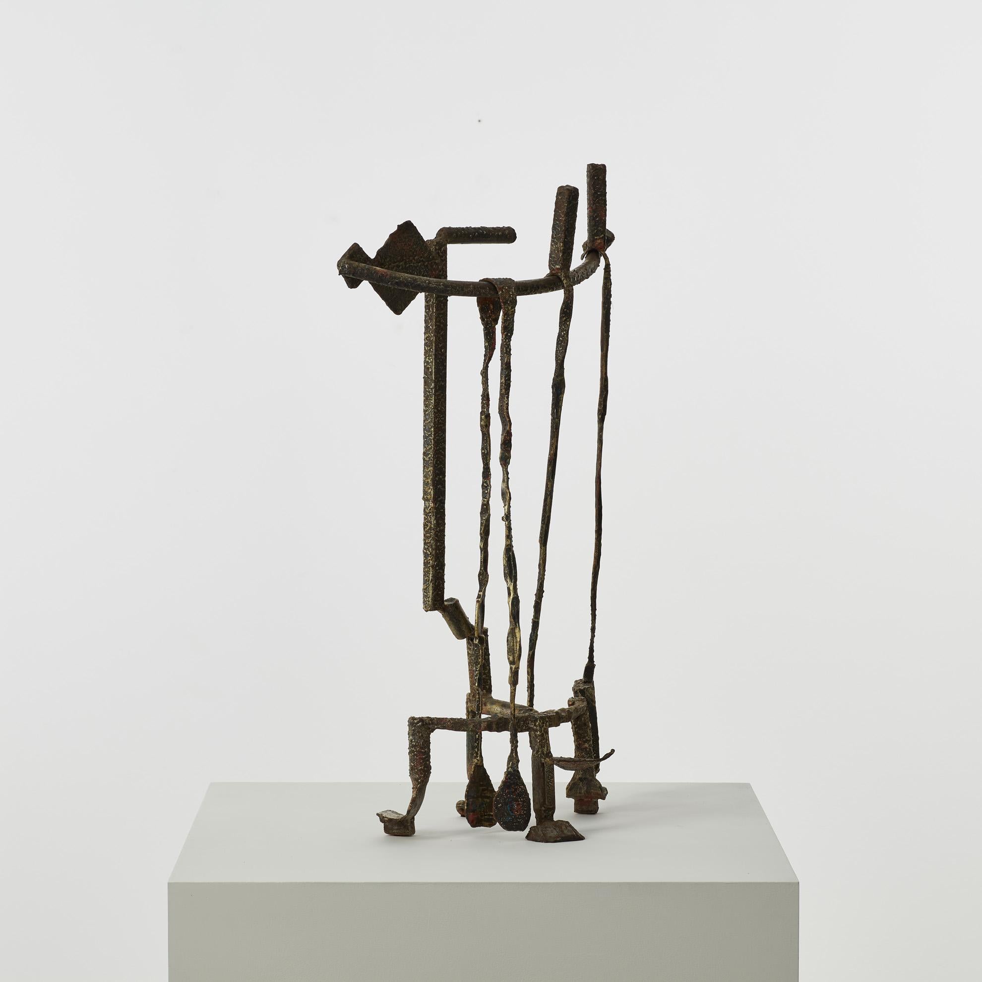 Questi utensili decorativi per il camino - che comprendono una paletta, un attizzatoio e una pinza - possiedono una delicata linearità, con le loro forme lunghe e attenuate accentuate da sottili segni di martello e dalle estremità affusolate.