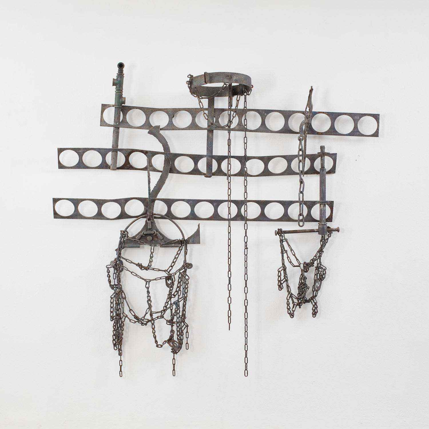 Le fer est ici maintenu dans une tension compositionnelle. Des boucles répétées, des cercles se répètent à travers cette sculpture, créant un rythme qui contraste avec le poids du métal. Équilibrant rigidité et fluidité, cette cascade est maintenue