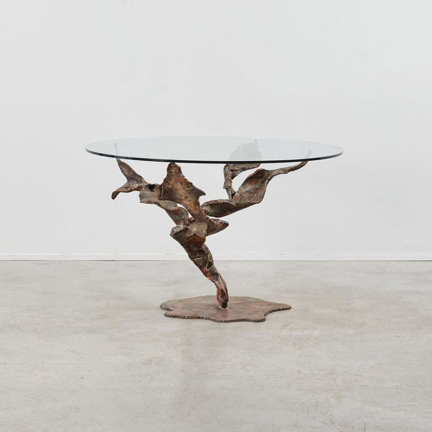 Nommée d'après le mot italien pour cheval, la table de salle à manger Cavallo évoque la force, l'assurance et le mouvement. Des formes sinueuses et des fragments de fer sont maintenus dans un équilibre compositionnel, un plateau circulaire en verre