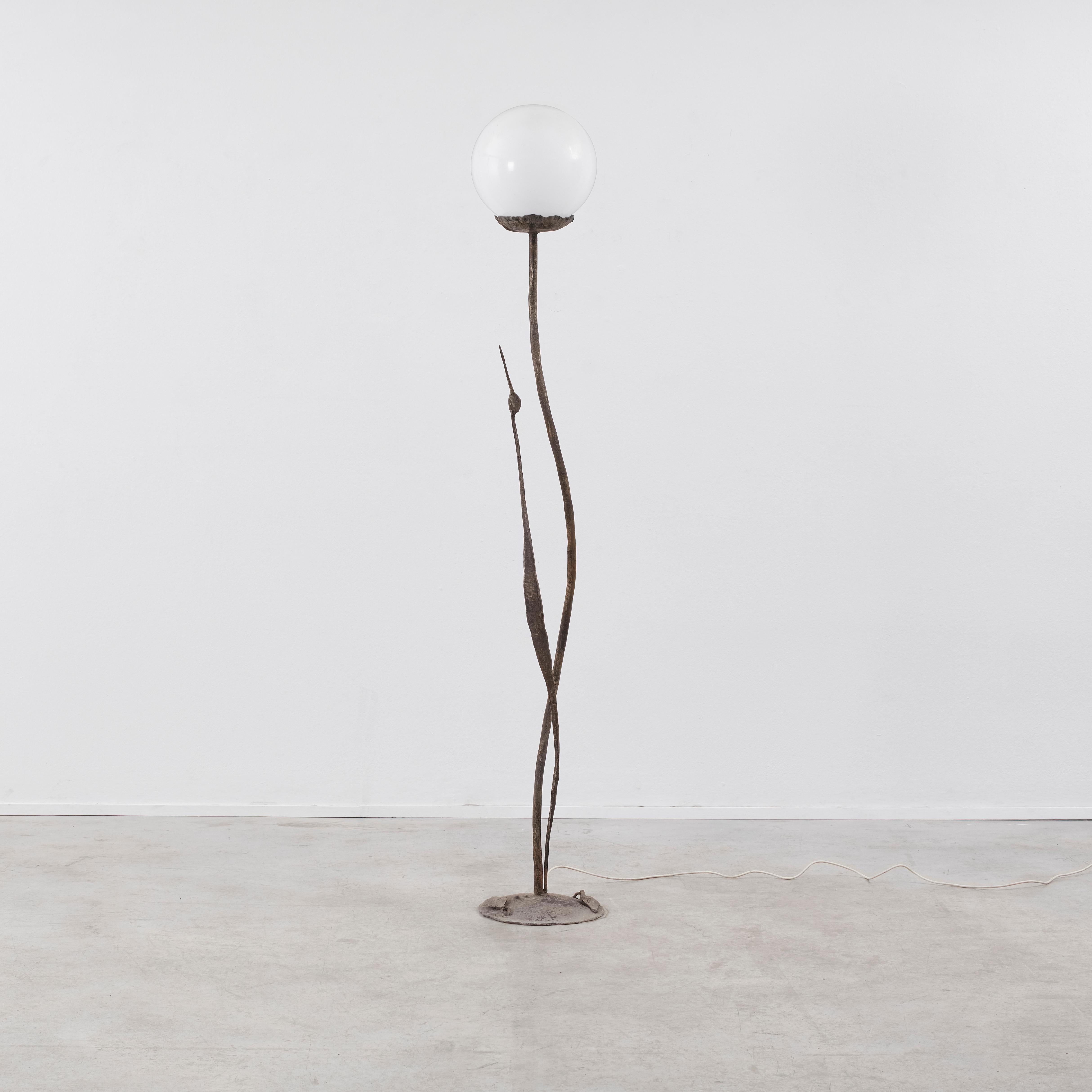 La lámpara de pie Cigno canaliza con gracia una sensibilidad Art Nouveau, ya que una hoja sinuosa se eleva desde su tallo, que soporta un globo que brilla suavemente. 

La pieza está en buen estado, con una pátina fiel a su edad. Ha sido recableada