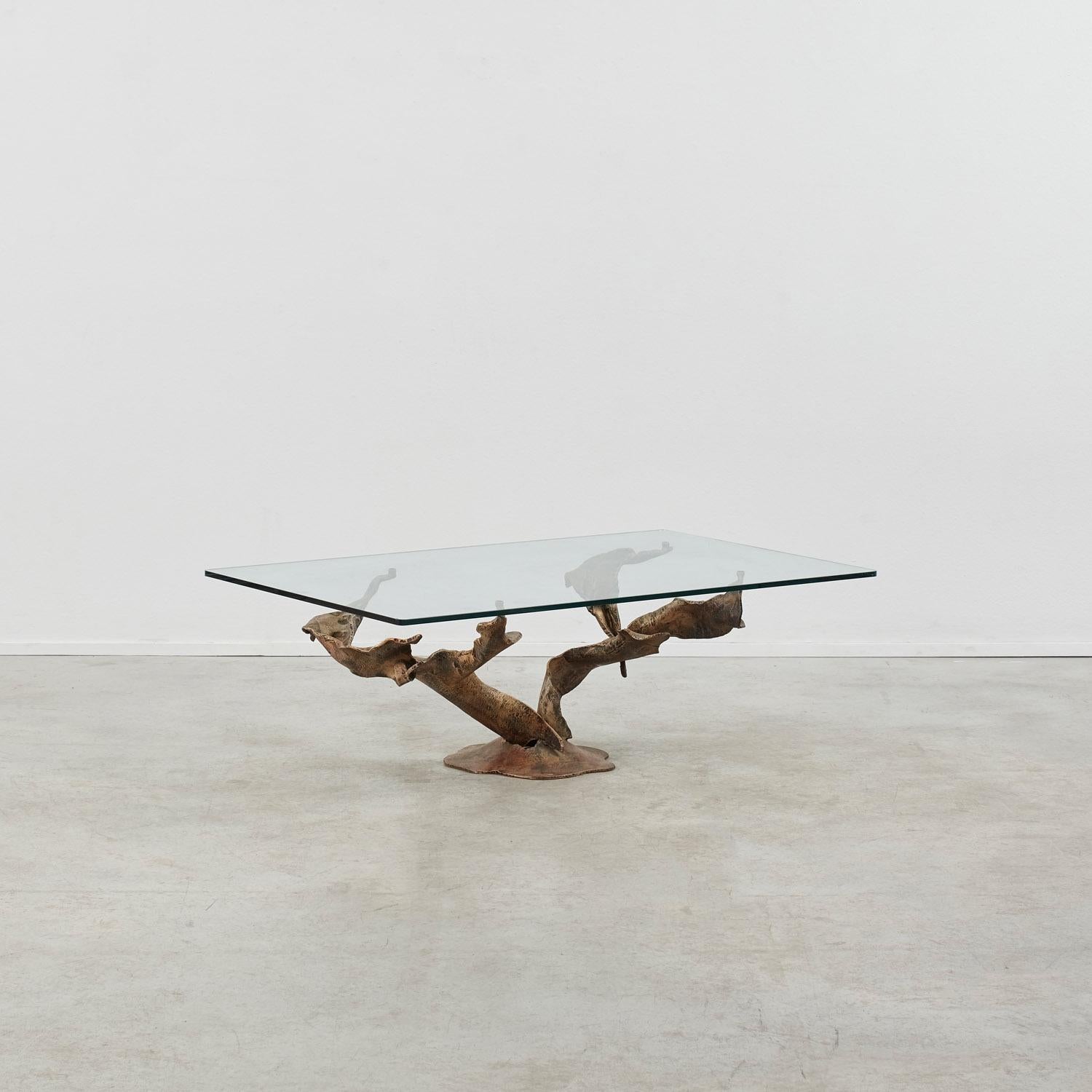 Nommée d'après le mot italien pour cheval, la table de salle à manger Cavallo évoque la force, l'assurance et le mouvement. Des formes sinueuses et des fragments de fer sont maintenus dans un équilibre compositionnel, un plateau circulaire en verre