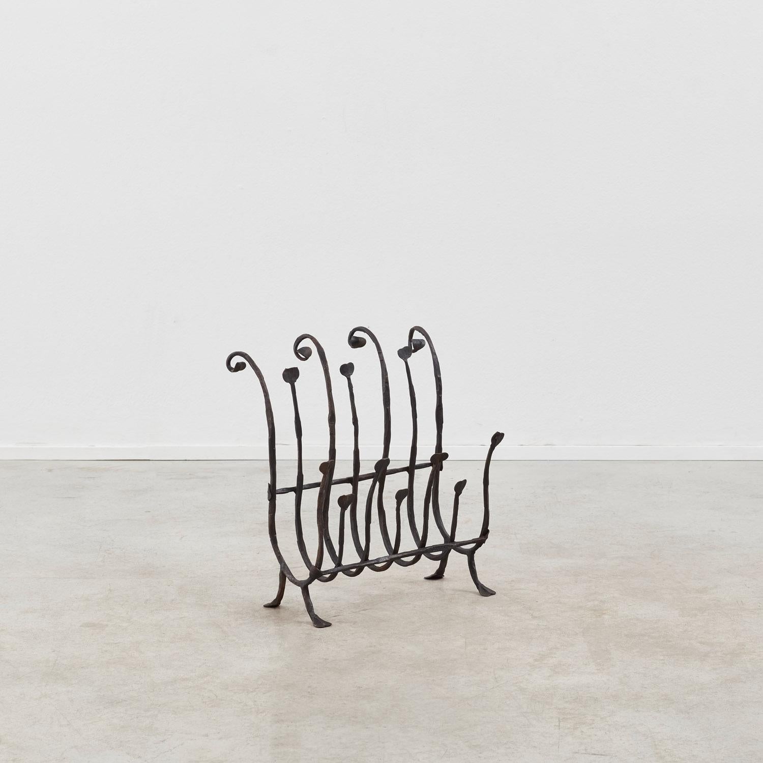 La cremagliera Germogli si erge in una serie di sottili aste forgiate, ognuna delle quali è caratterizzata da una piccola gemma che si arriccia delicatamente verso l'esterno. Portando con sé la tranquilla vitalità di una nuova crescita, l'opera