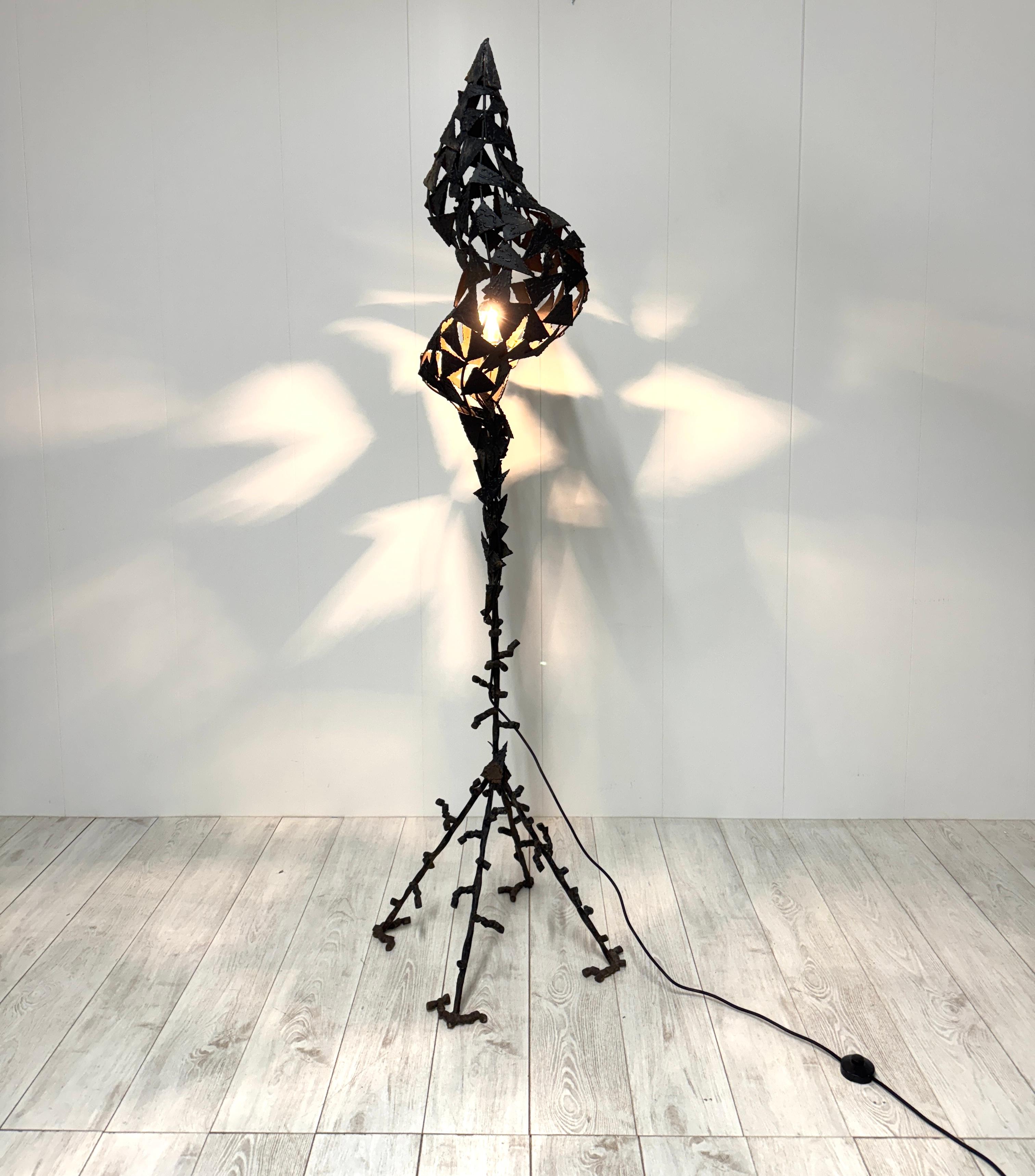 Particolare lampada brutalista realizzata da Salvino Marsura, Italia, anni '70
La lampada da terra è realizzata interamente in ferro battuto brunito. Presente timbro dell'artista. 