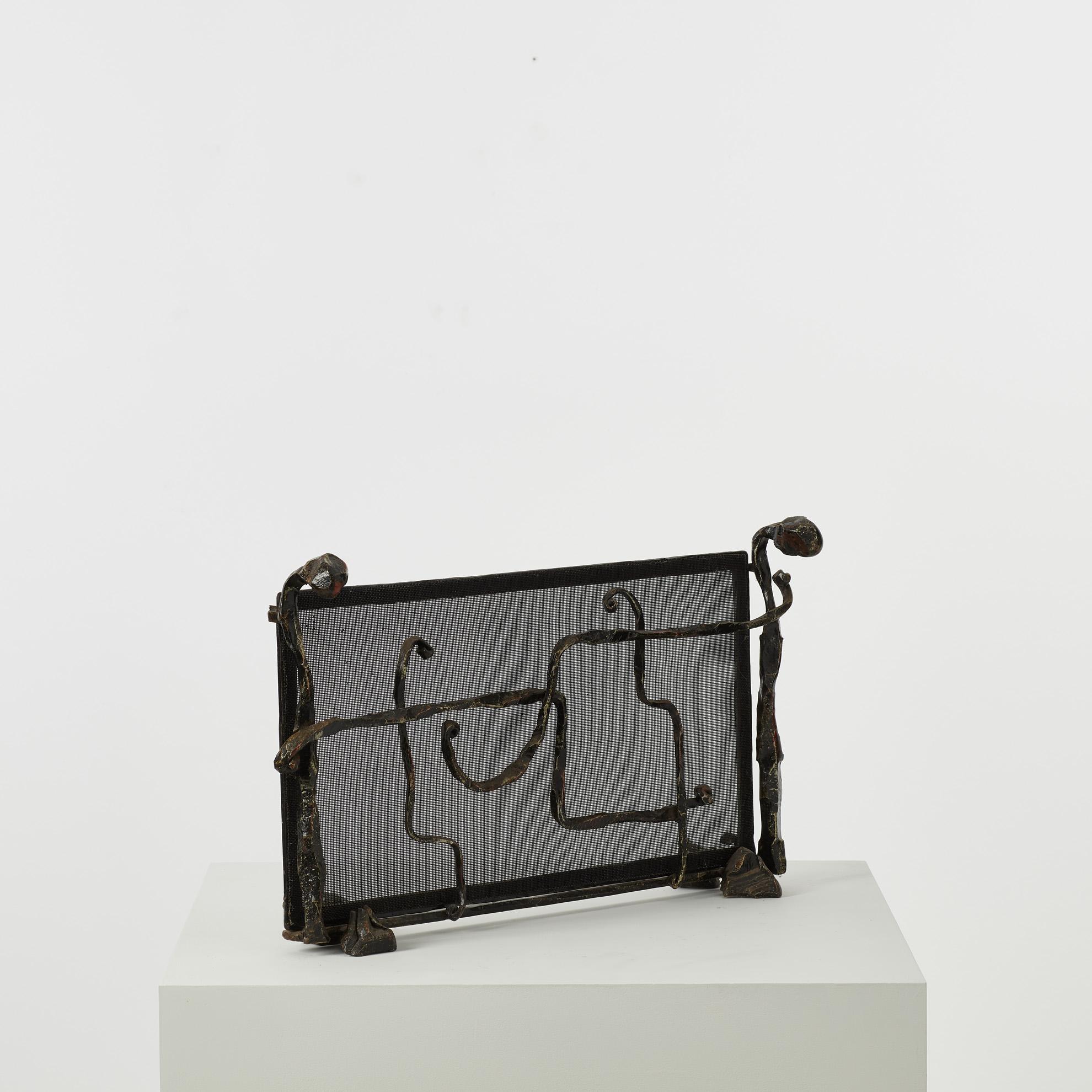 Des notes de musique se faufilent le long d'un grillage fin, idéalement placé devant une cheminée.

La pièce est en bon état vintage.

Salvino Marsura (1938-2020) était un artisan métallurgiste. Après avoir appris son métier dans l'atelier dynamique