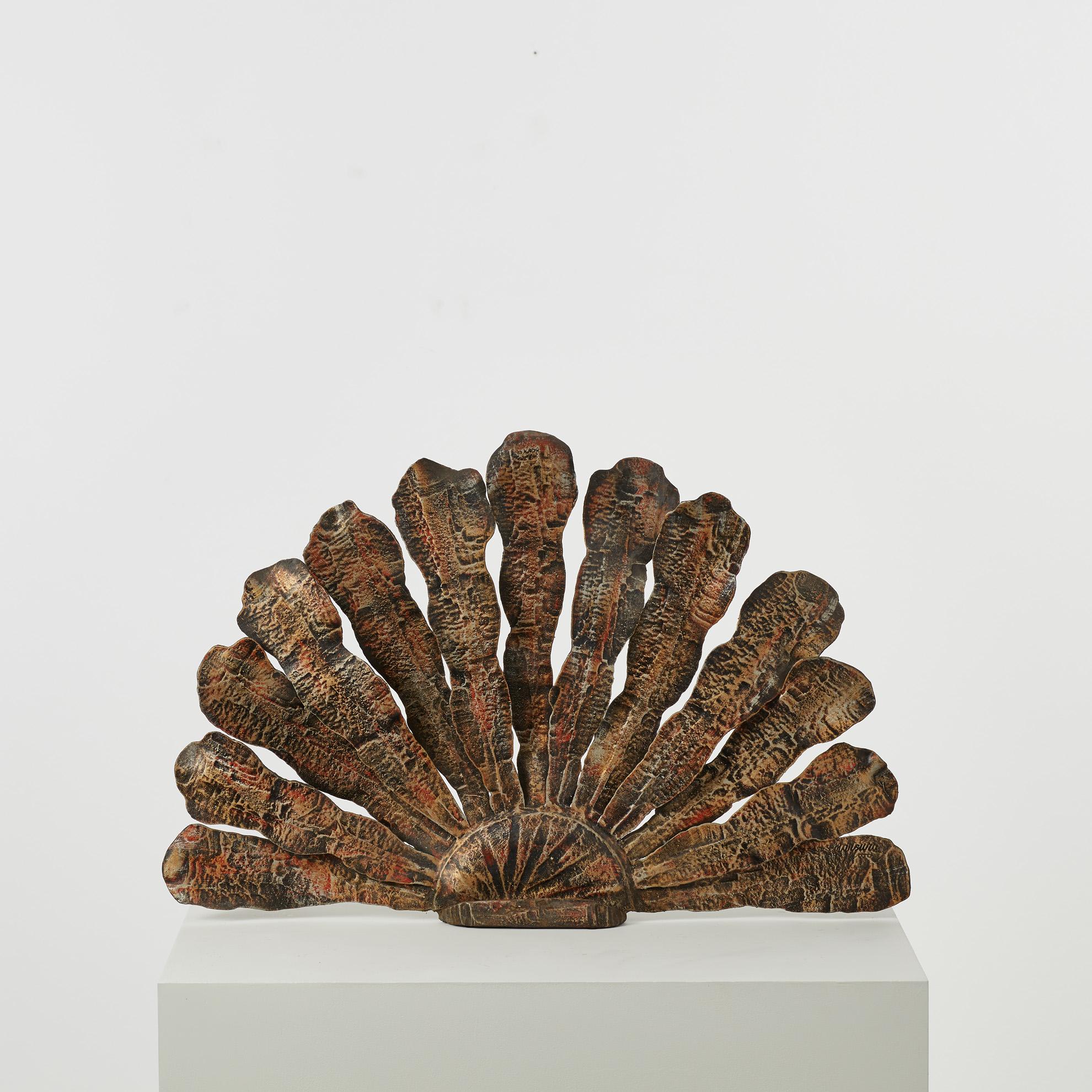 La maestosa coda di un pavone è stata l'ispirazione per questo parafuoco giocoso; ogni piuma è splendidamente lavorata in ferro per rappresentare il generoso piumaggio dell'uccello. 

Il pezzo è in buone condizioni vintage e presenta frammenti di