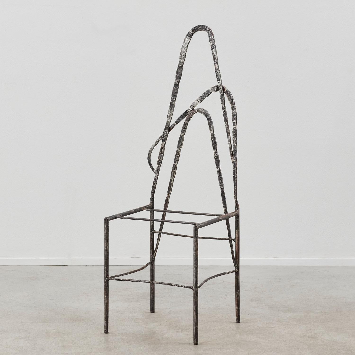 Des courbes en épingle à cheveux, des pointes triangulaires ou un paysage en silhouette forment un dossier sculptural à cette chaise Picasso I en fer, lui conférant un profil allongé saisissant.

La pièce est en bon état et présente une patine