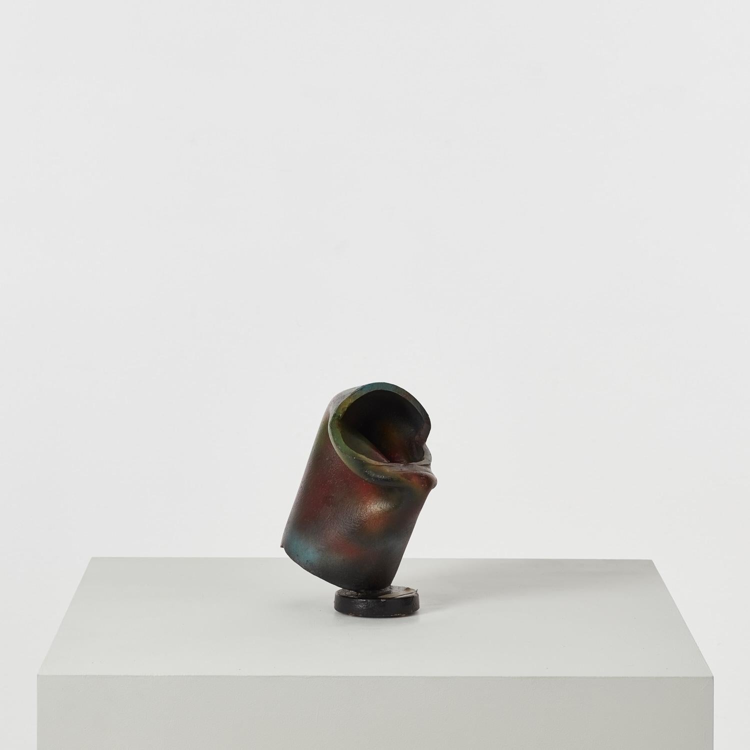 Una piccola scultura definita dalla sua piega iniziale, Poeta si concentra sulla materialità del ferro, sul modo in cui si curva, si piega e sul comportamento del suo peso all'interno di una costruzione a sbalzo. 

Il pezzo è caratterizzato da
