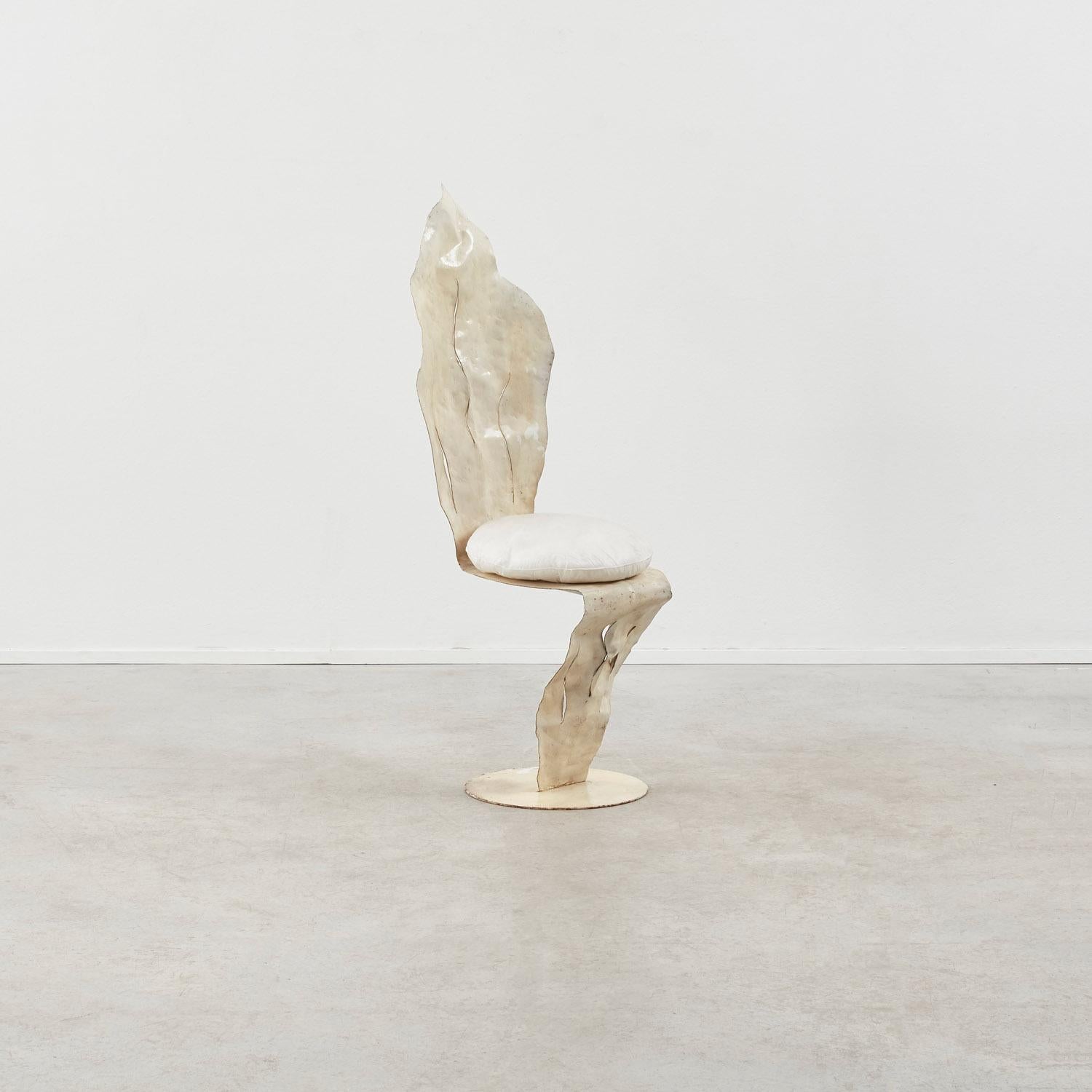 Forgée pour suivre les ondulations et les courbes que l'on trouve dans les feuilles ou dans l'eau, la chaise Silhouette est le résultat de la perception incisive de la nature par Marsura. Le dossier de la chaise, peut-être inspiré par les algues ou