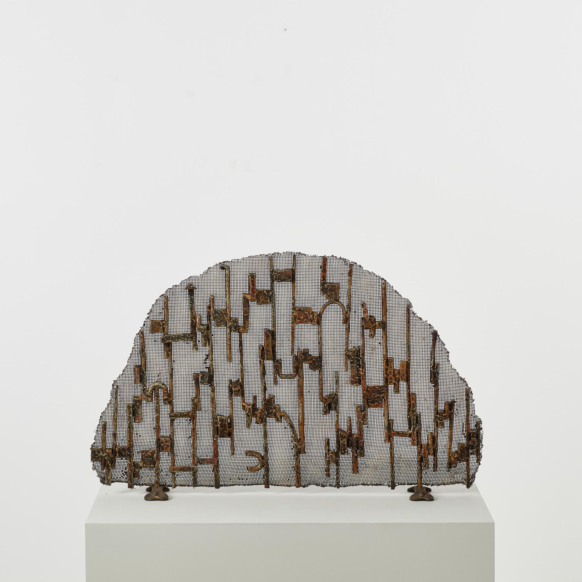 Utilizando una malla ligera redondeada como soporte, Marsura manipuló delgados segmentos de hierro para representar esbeltas estalactitas, revisitando un diseño anterior de los años setenta. Las formas que adoptó revelan la versatilidad del material