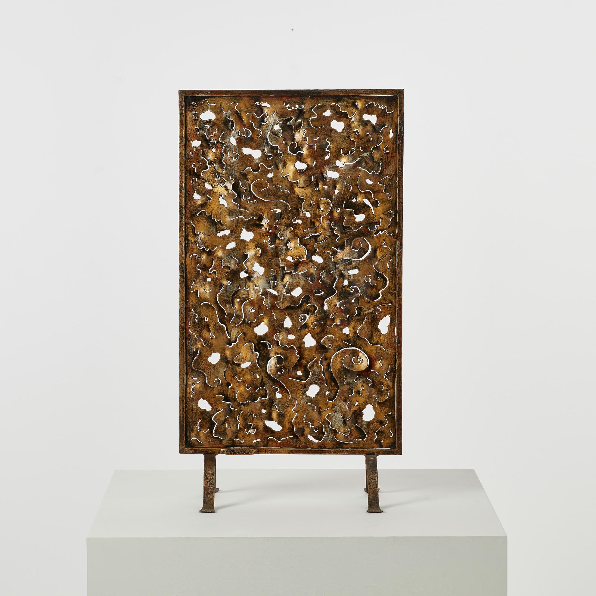 Un parafuoco in ferro perforato richiama l'interesse di Marsura per la natura e la sua espressione cruda e dinamica. Amando l'irregolarità, le incisioni ondulate dello schermo ricordano il fogliame autunnale in caduta libera.  

Il pezzo firmato è