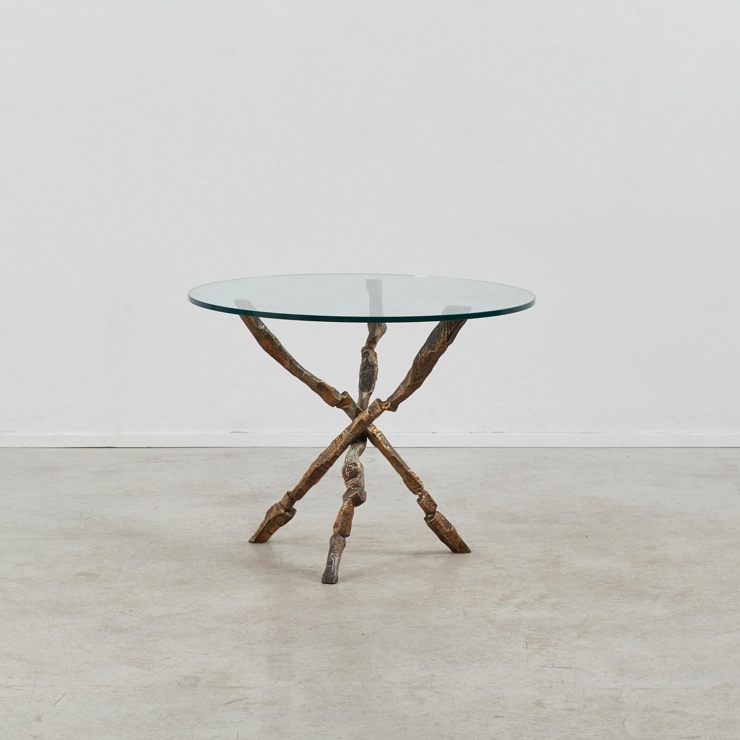 Un coup de fer. Trois branches de métal s'entrecroisent, amenant cette table à une simplicité épurée, peut-être primordiale dans sa forme. 

La base de la table est en bon état et présente une patine fidèle à son âge. Cette pièce est livrée avec un