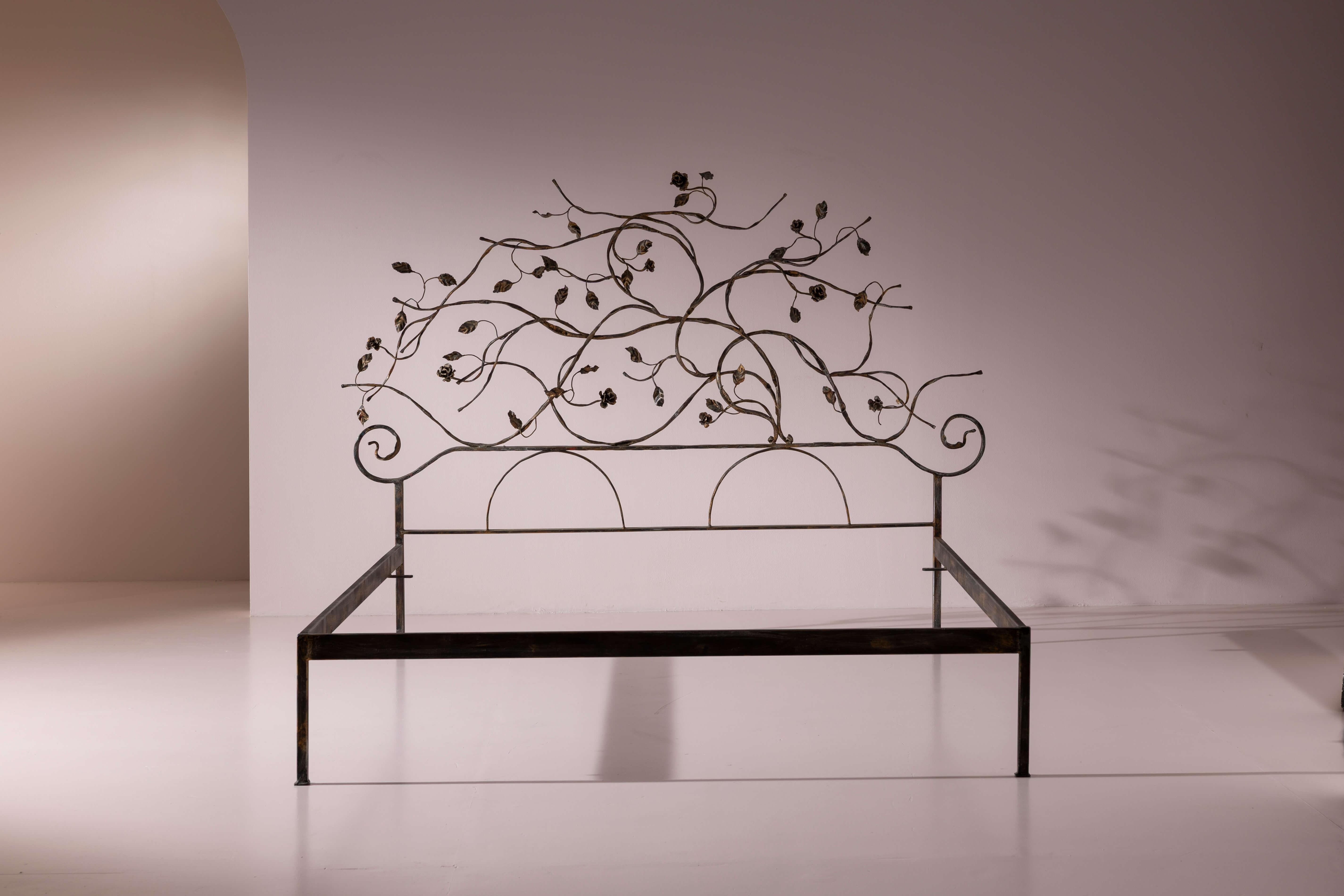 Elegance, solidité et légèreté s'entremêlent dans le design de ce lit double en fer forgé, créé dans les années 1960 par le sculpteur et designer Salvino Marsura. La structure révèle un équilibre délicat entre linéarité et geste ornemental : la base