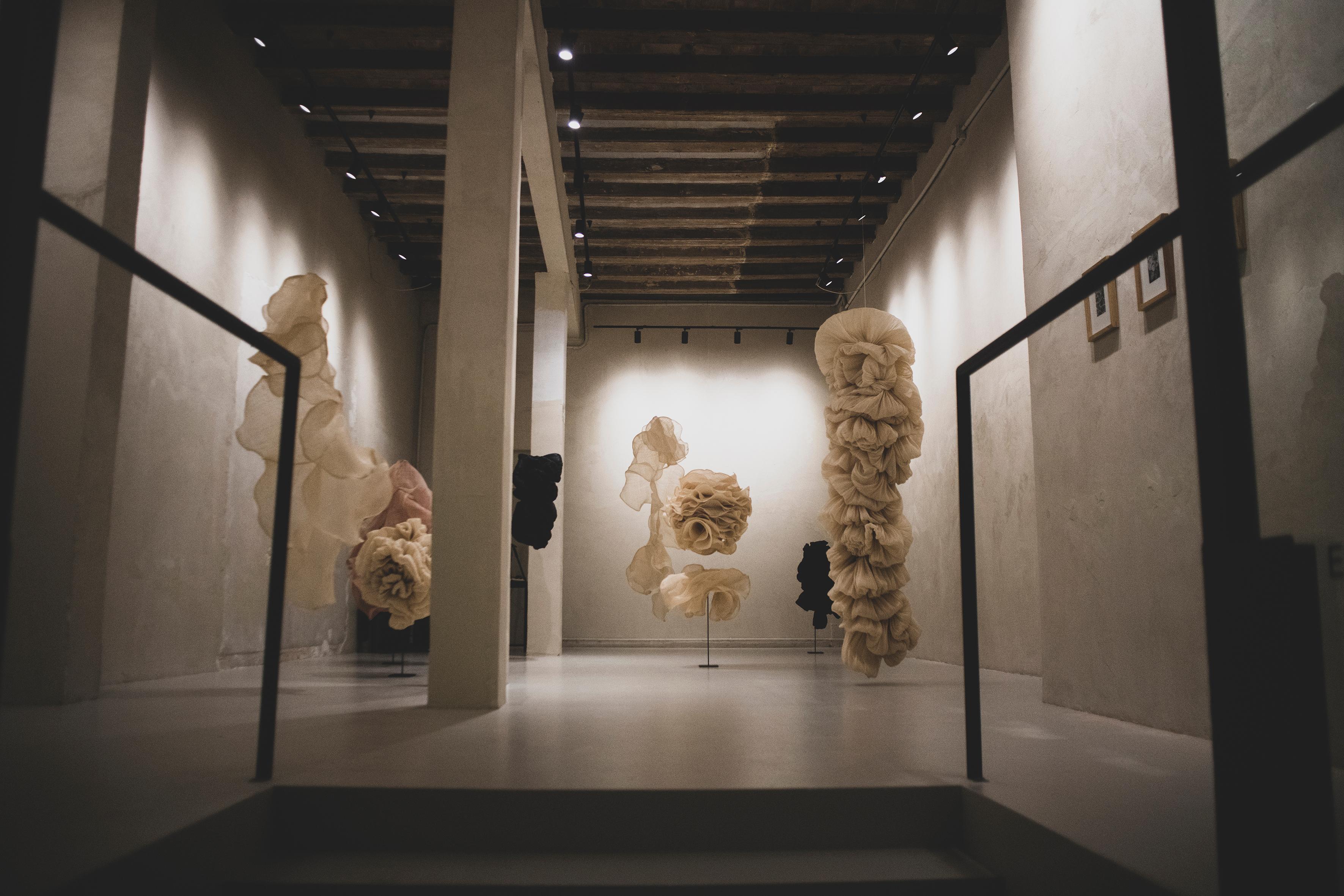 Peinture figurative abstraite dans des tons pastel doux par Salvita De Corte en vente 7