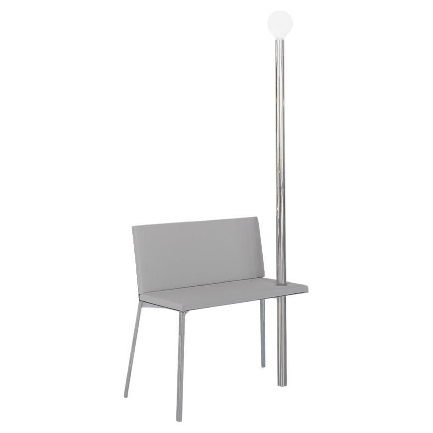 Chaise contemporaine Sam Chermayeff en acier galvanisé gris avec tissu d'ameublement et lumière