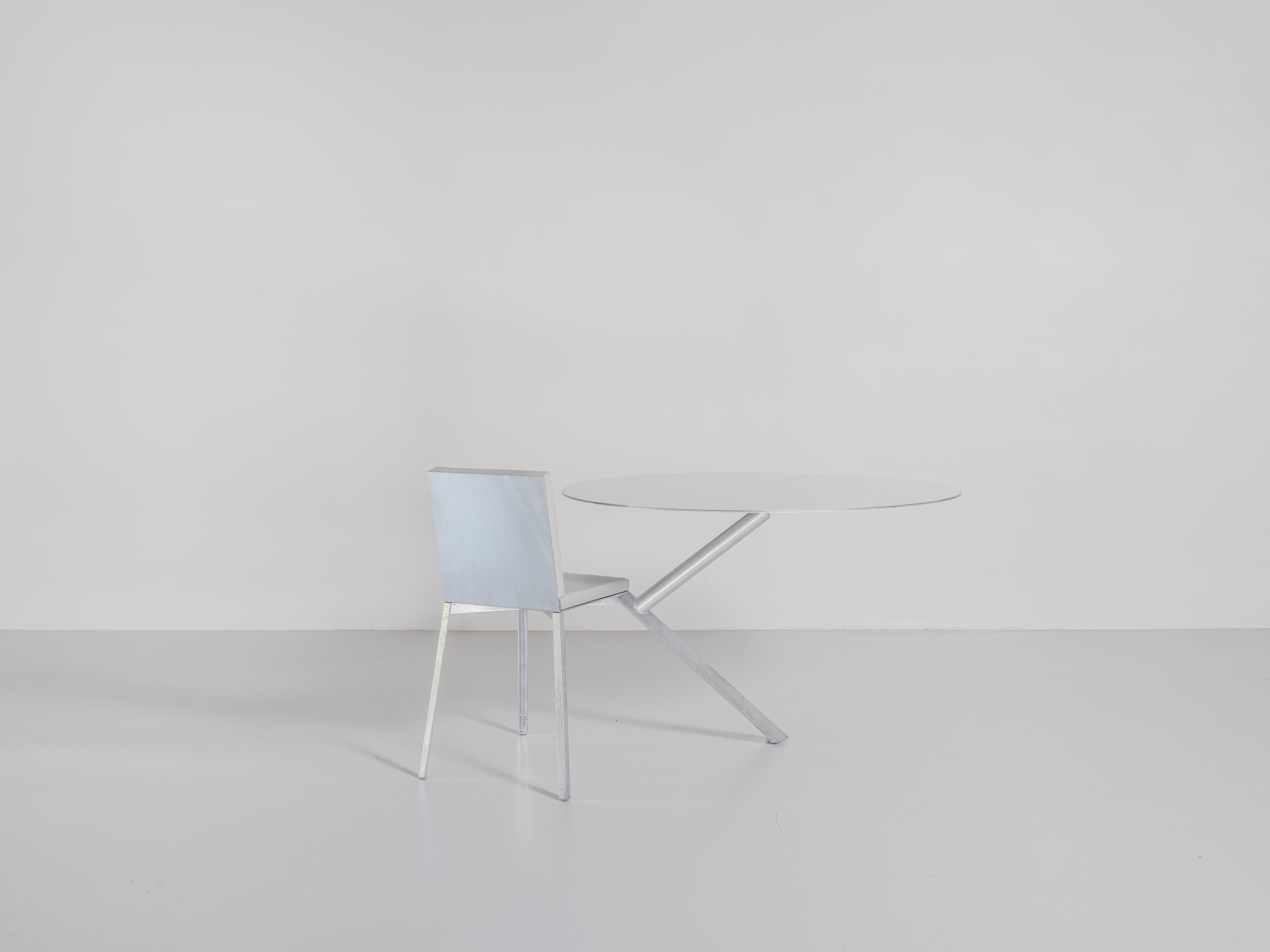 Sam Chermayeff
Chair with table attached
From the series “Beasts”
Produced in exclusive for Side Gallery
Manufactured by ERTL und ZULL
Berlin, 2021
Galvanized steel, mirror, upholstery
Contemporary Design

Measurements
118 cm x 135,5 cm x